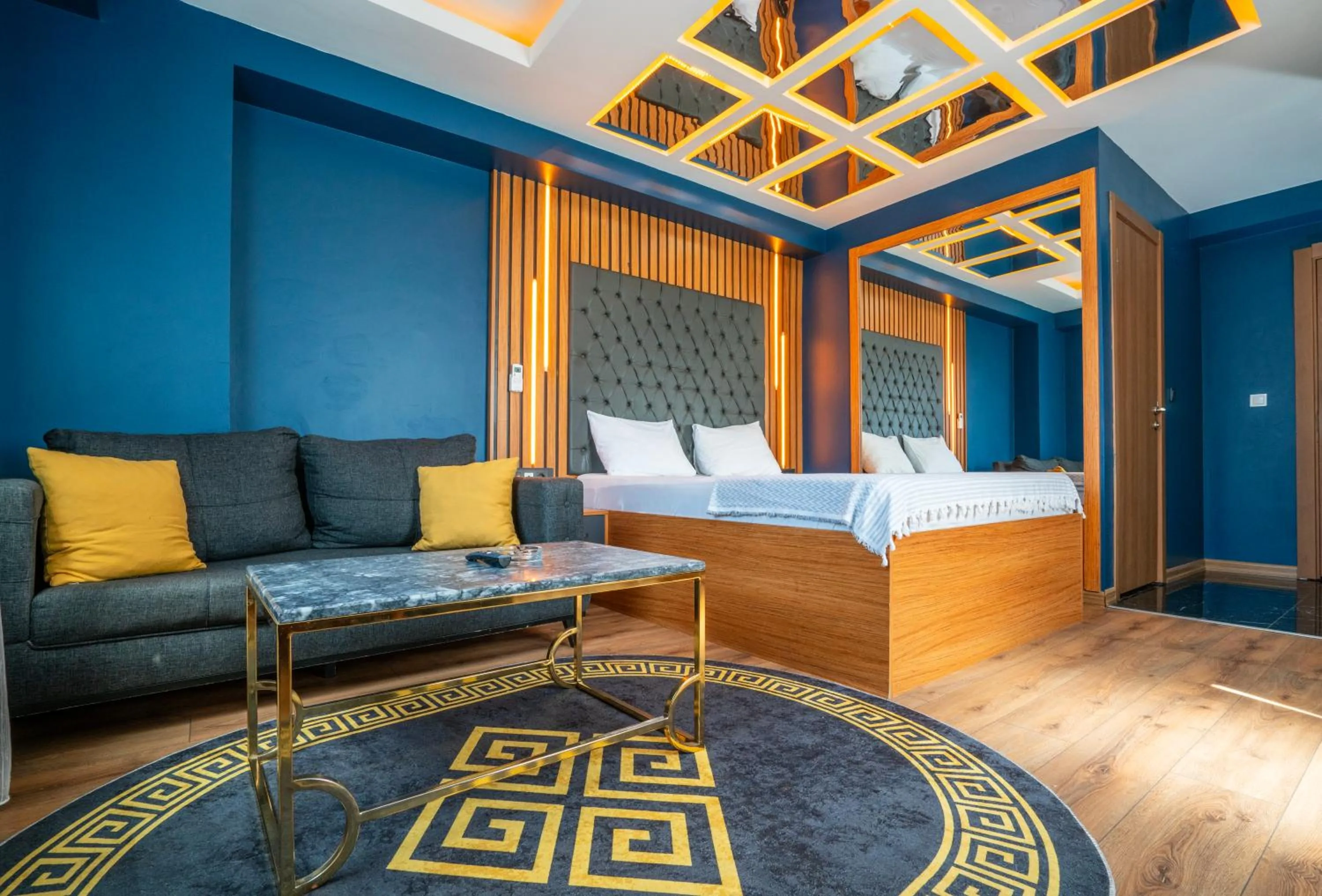 Seating area, Bed in Royal Nest