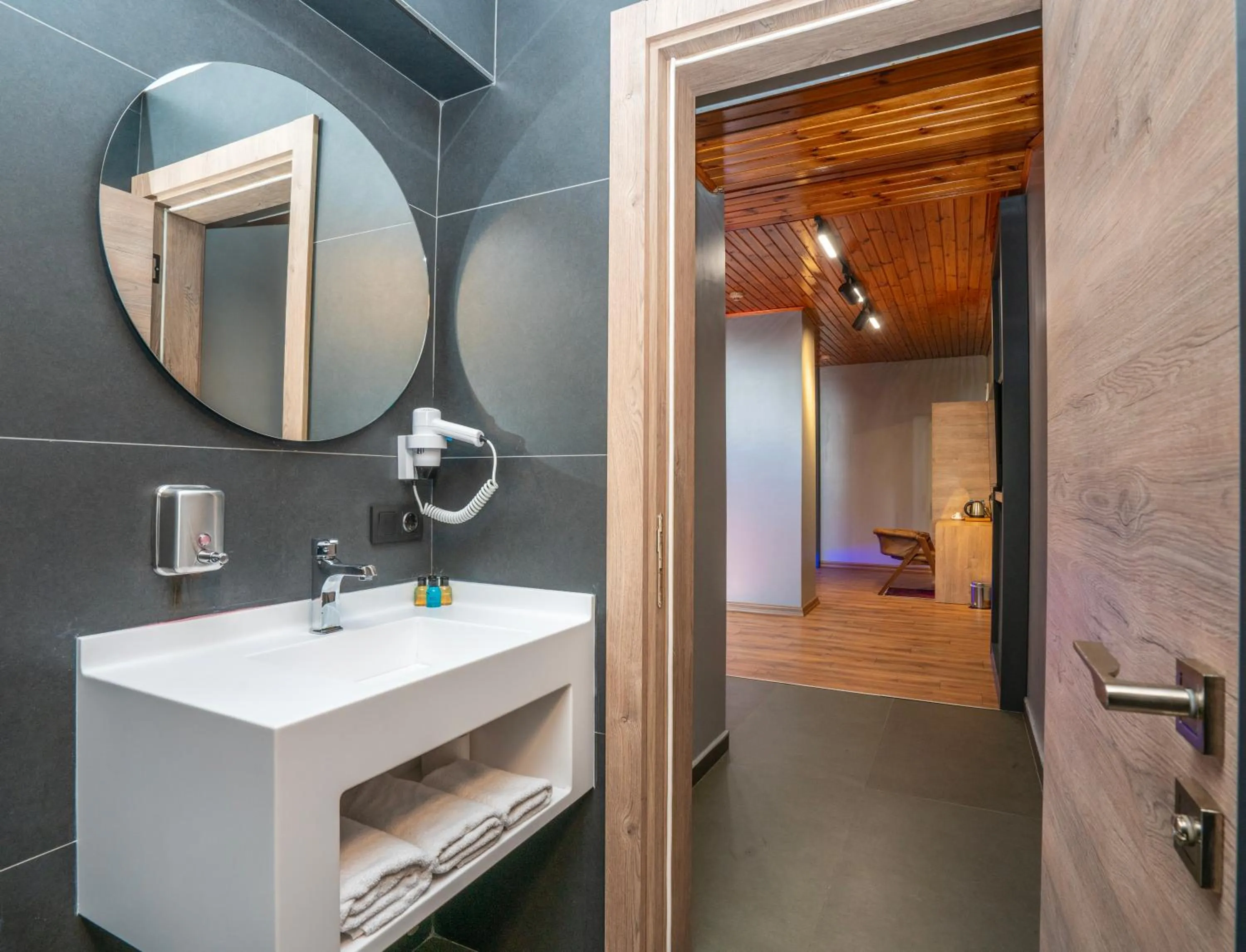 Shower in Royal Nest