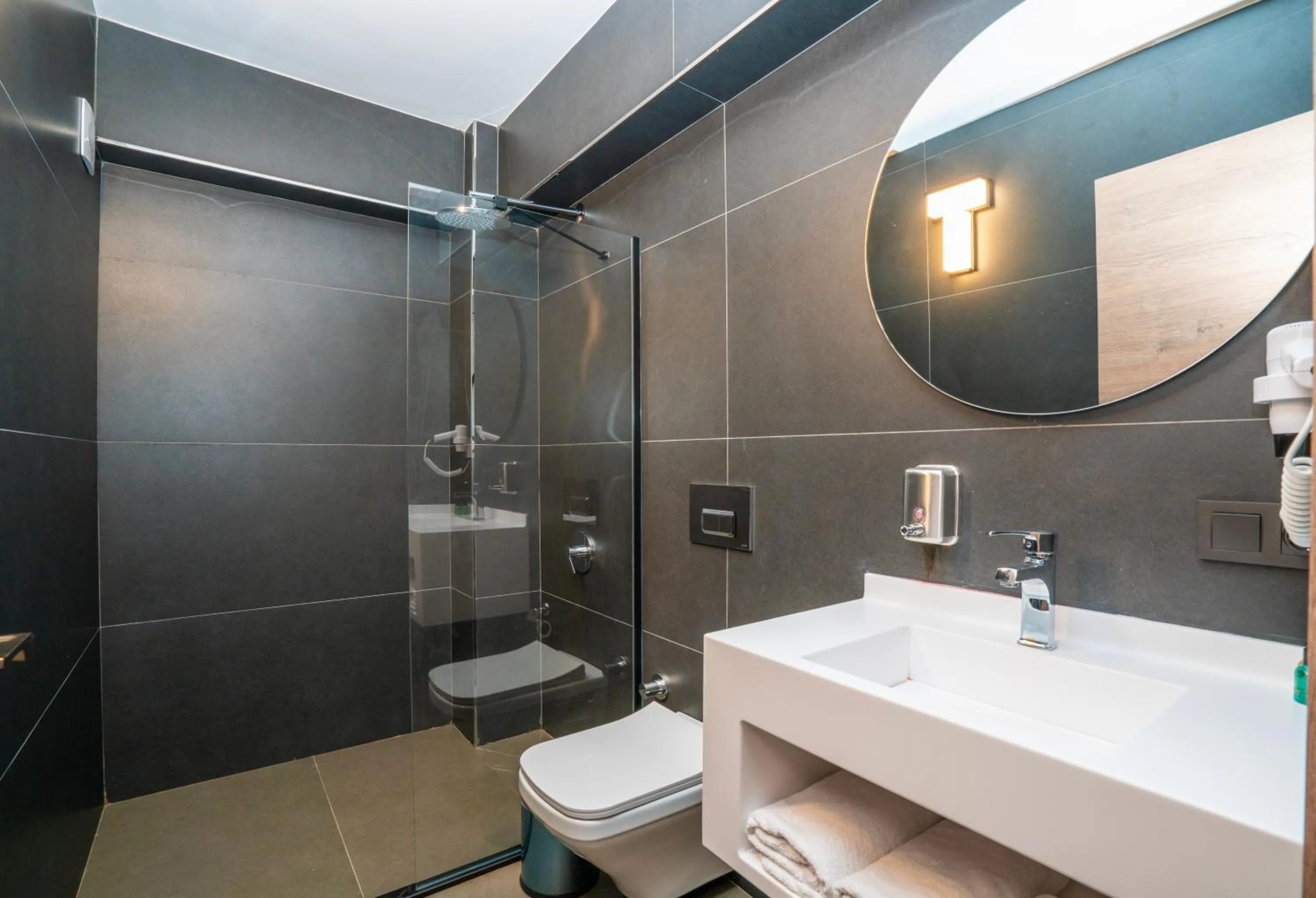 Shower in Royal Nest