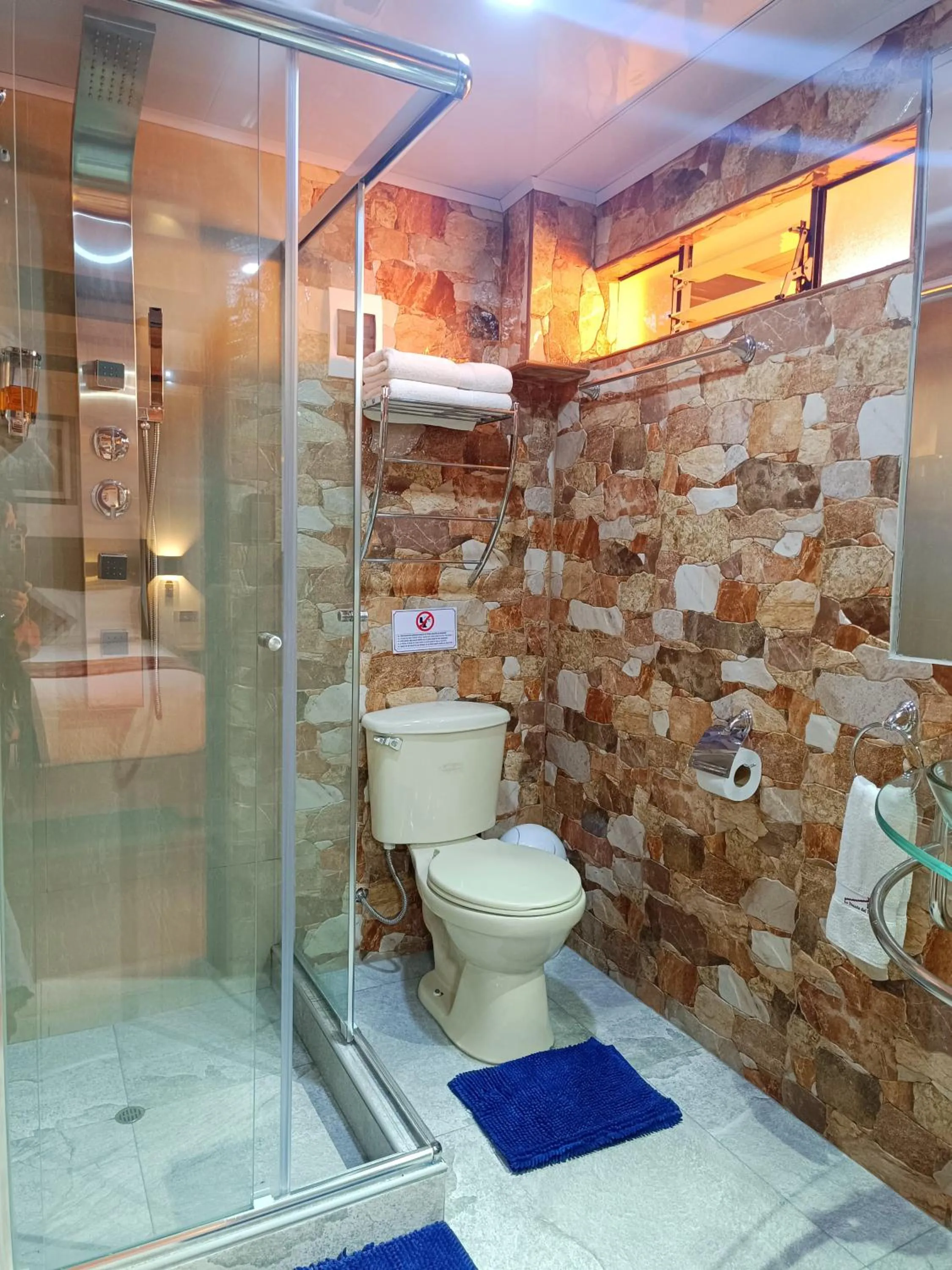 Shower in La Posada del Viajero