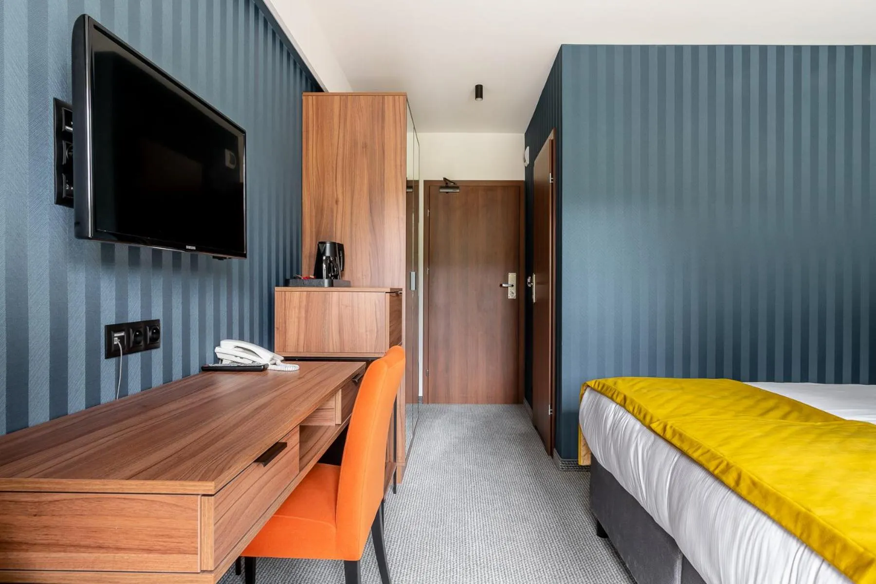 Communal lounge/ TV room, Bed in Hotel Vestina