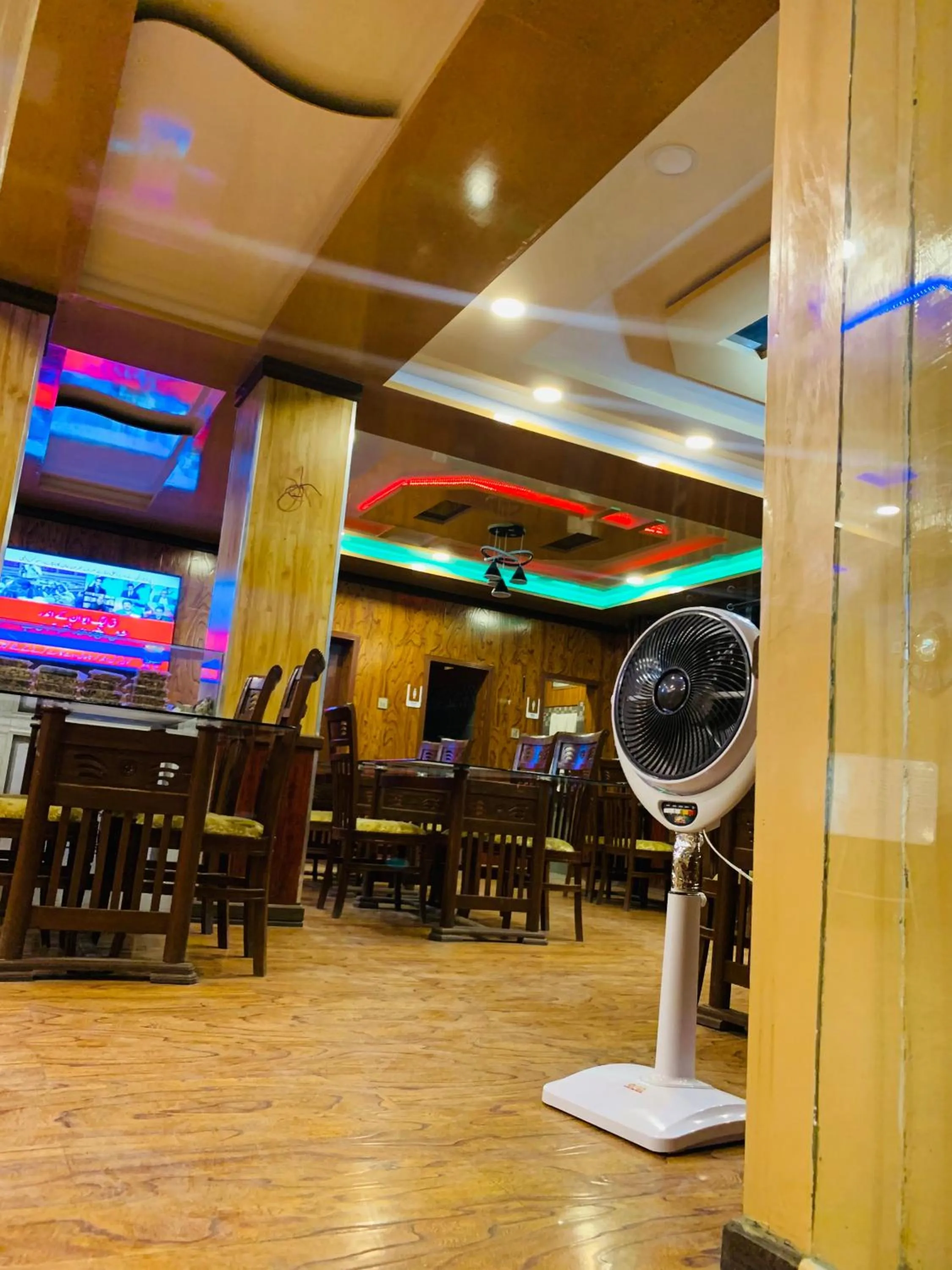 Restaurant/places to eat in Gems Palace Hotel Sost