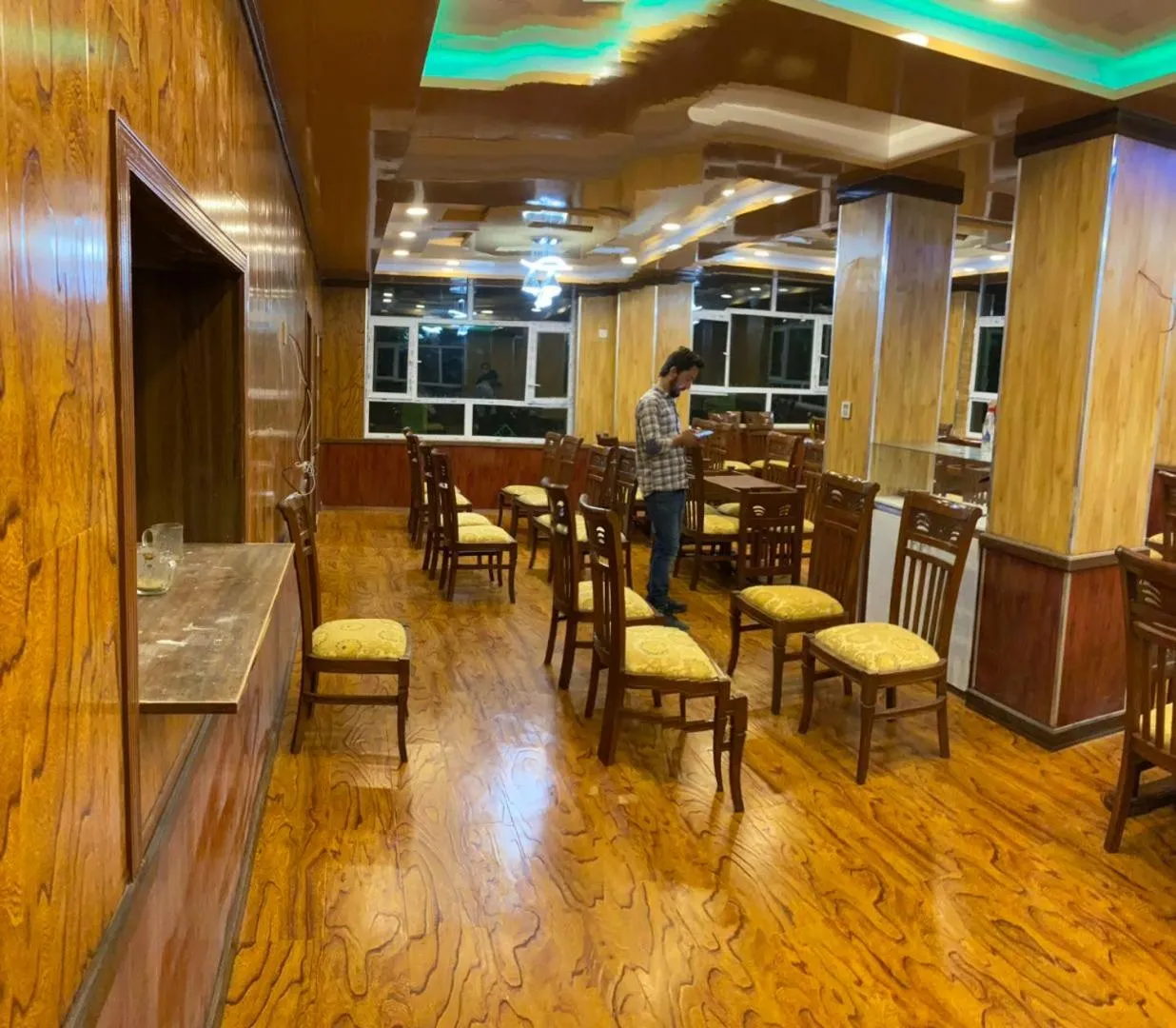 Restaurant/places to eat in Gems Palace Hotel Sost