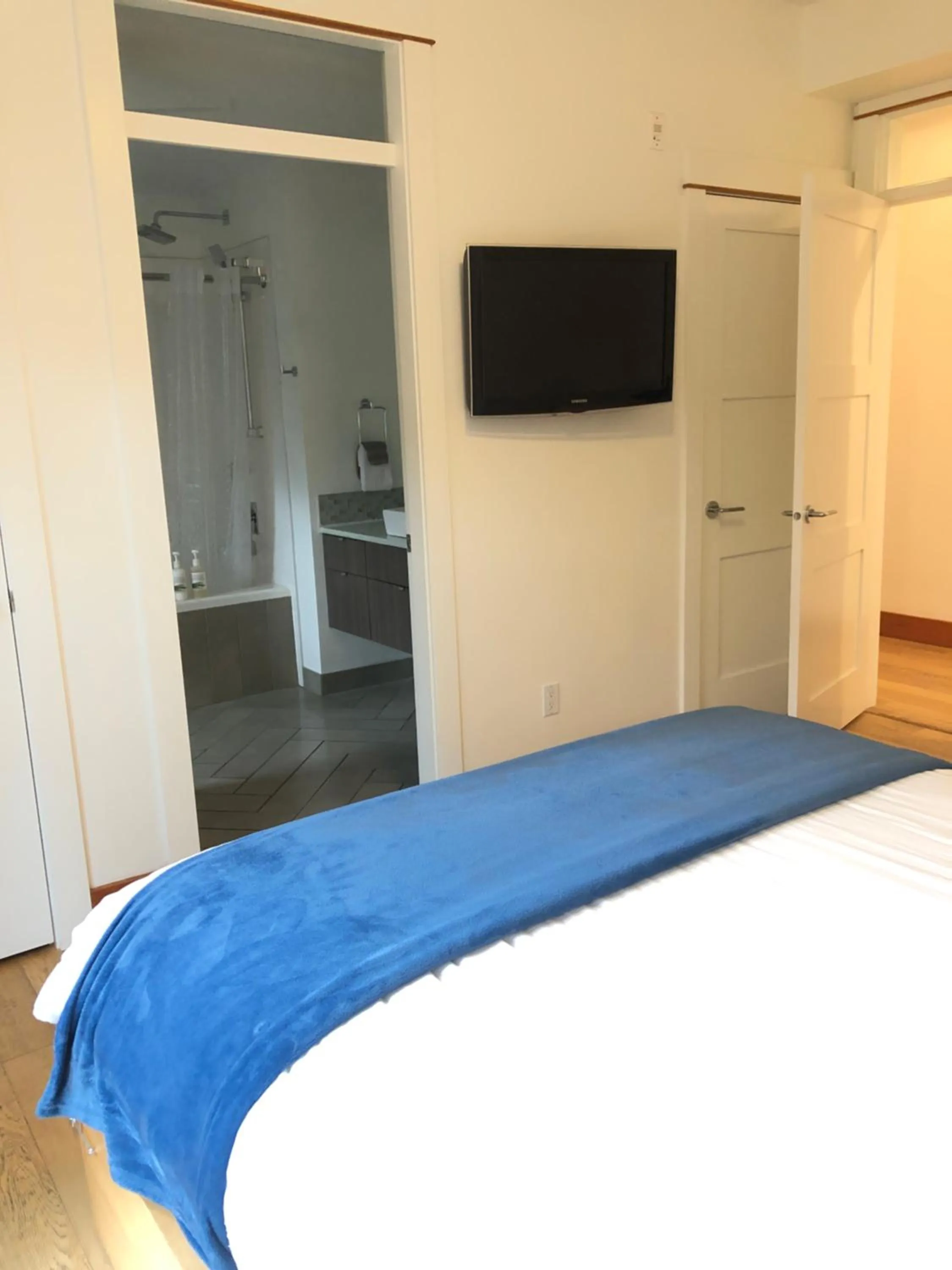 Bed in Mariner's Loft - Salt Spring Island