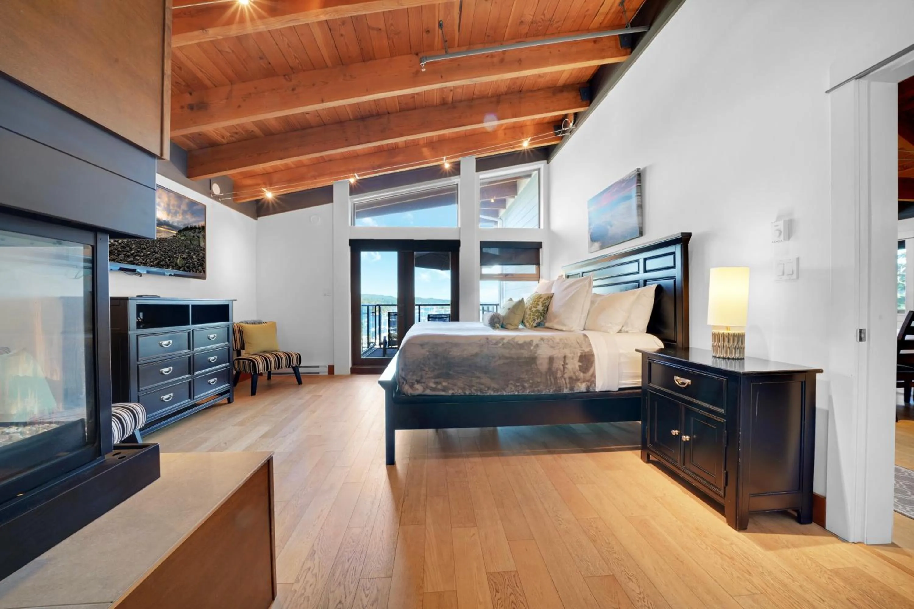 TV and multimedia, Bed in Mariner's Loft - Salt Spring Island