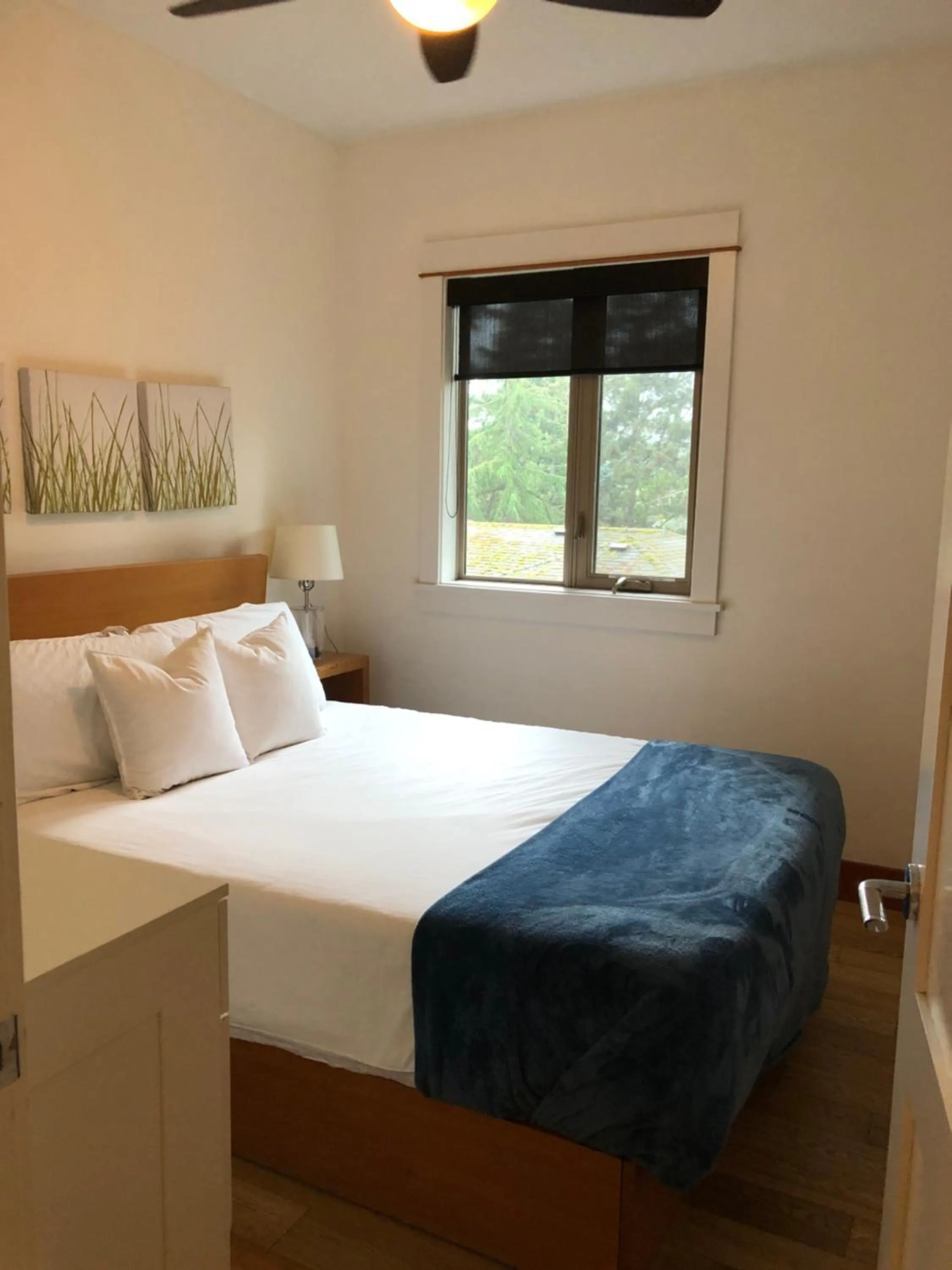 Bed in Mariner's Loft - Salt Spring Island