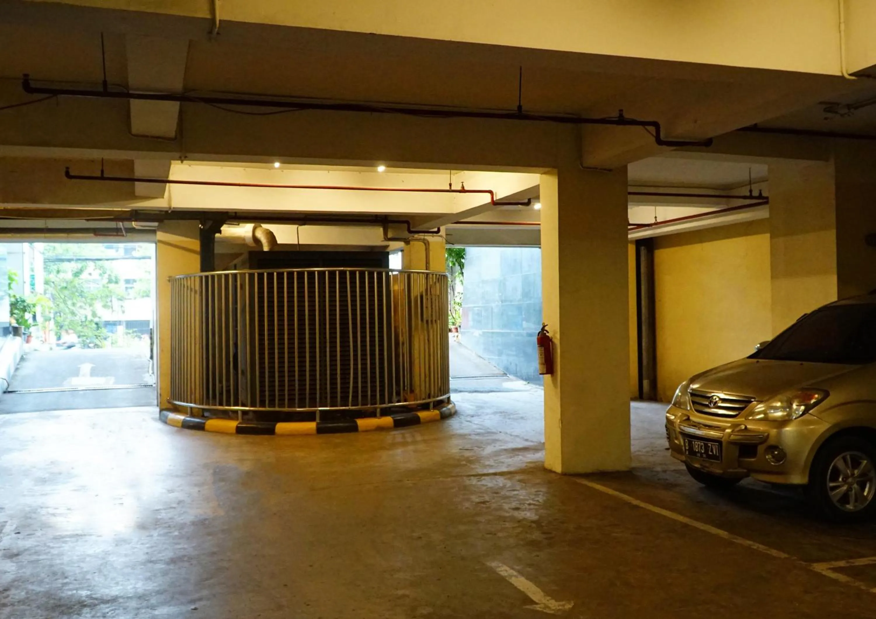 Parking in World Hotel Jakarta - Bandengan