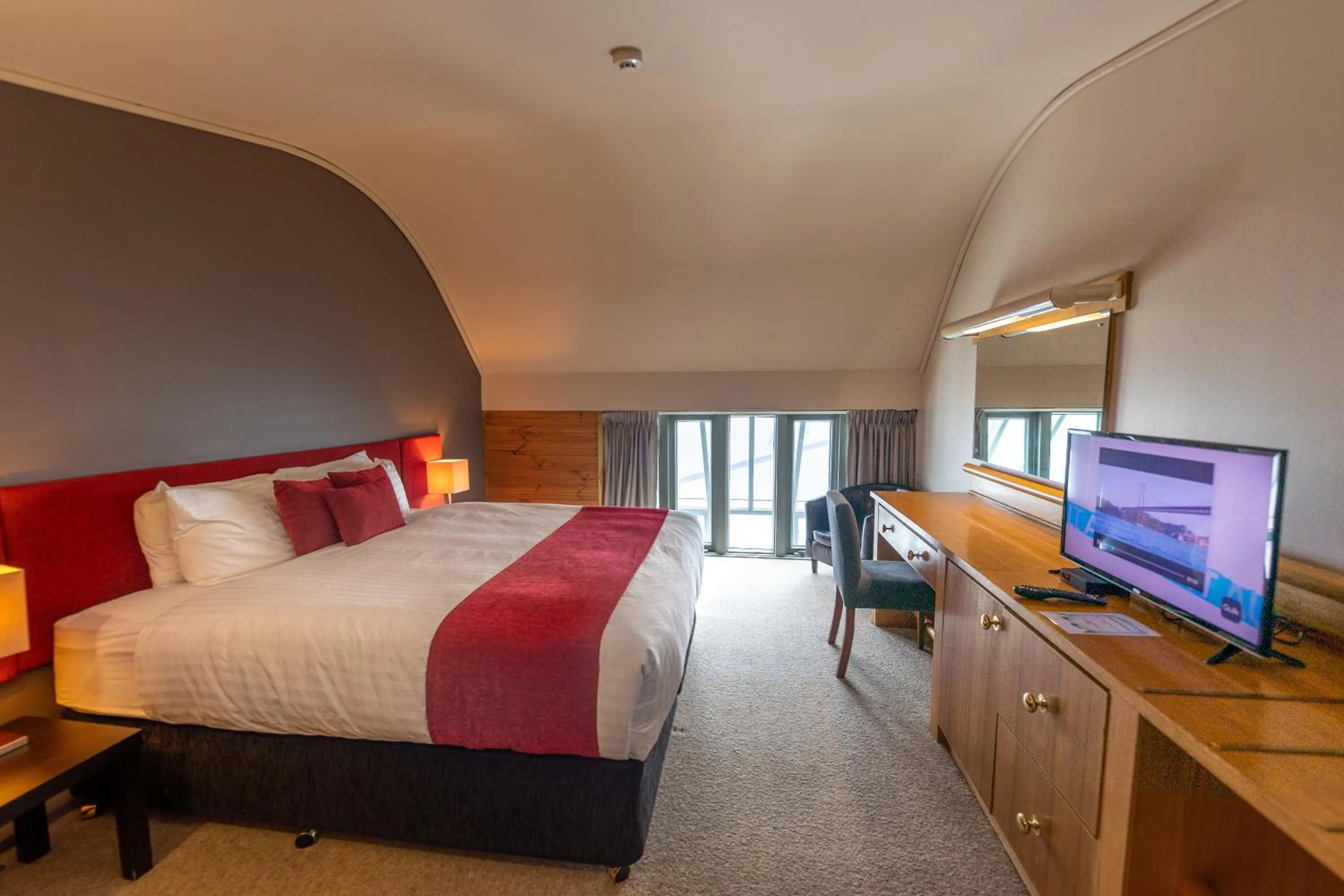 Property building, Bed in The Perisher Valley Hotel