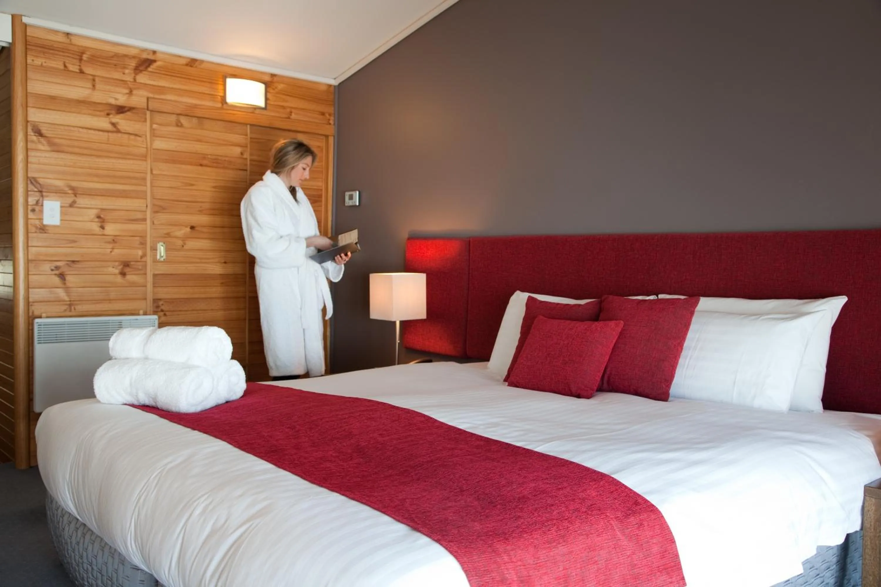 Photo of the whole room, Bed in The Perisher Valley Hotel