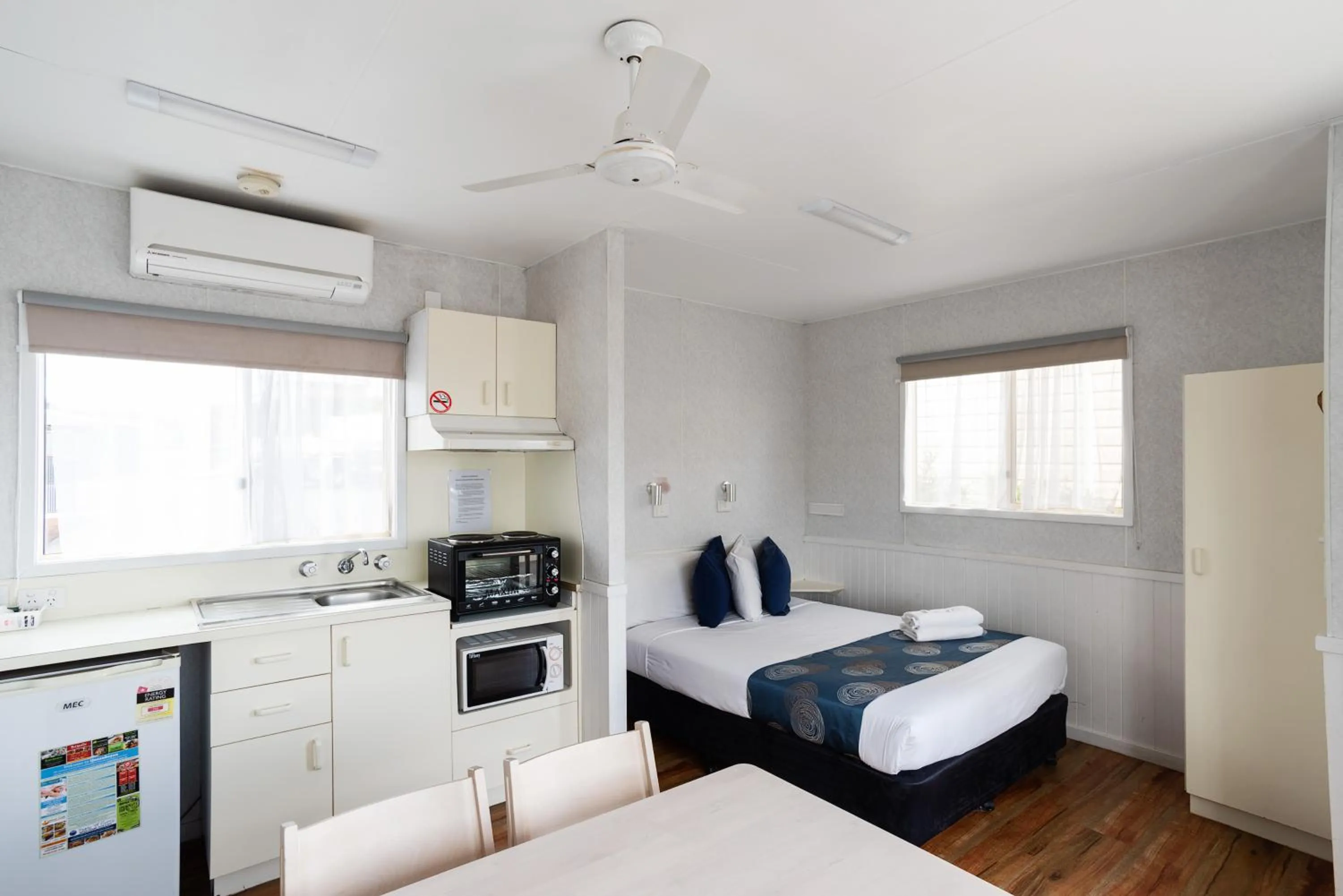 Kitchen or kitchenette, Bed in Crestview Tourist Park