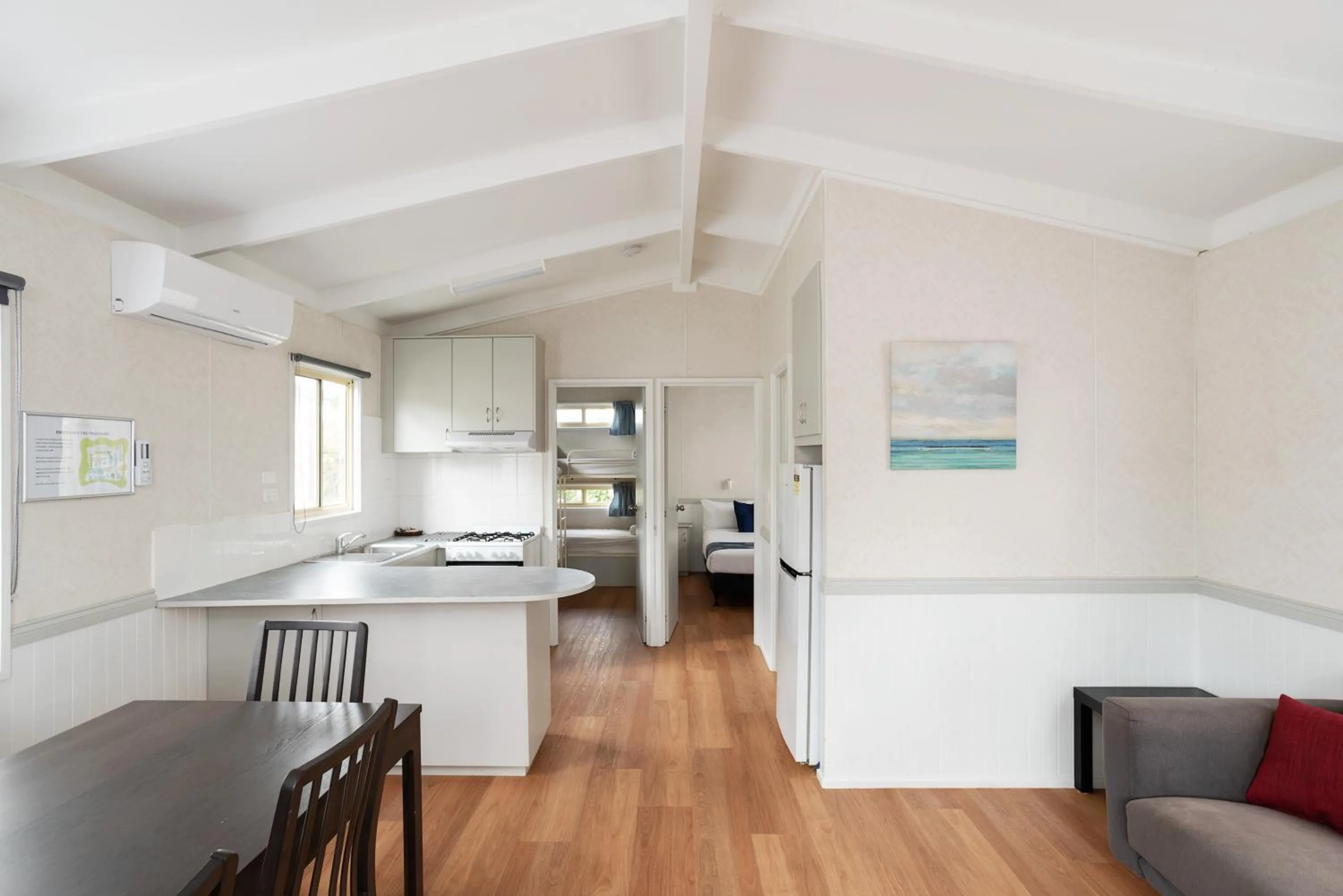 Kitchen or kitchenette, Bed in Crestview Tourist Park