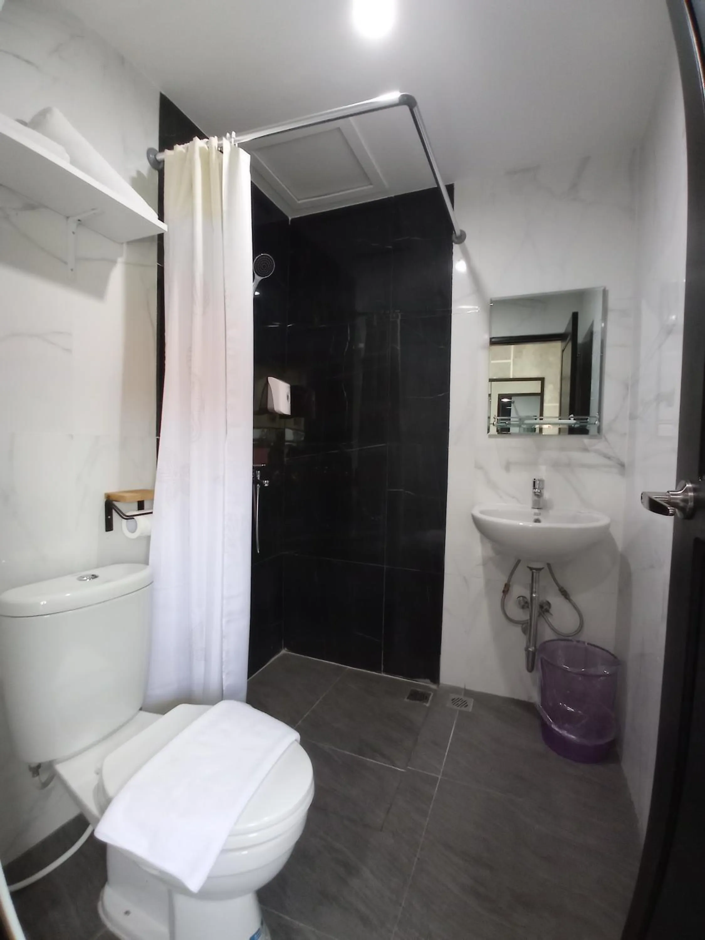 Bathroom in Rid's Hotel Palembang