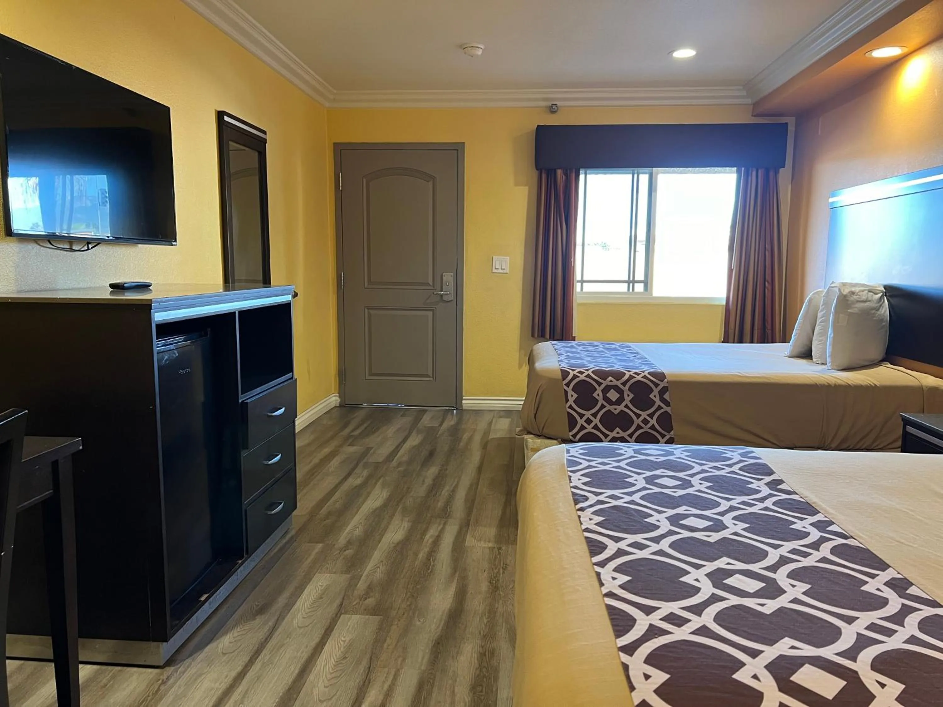 Bed in Industry Inn & Suites