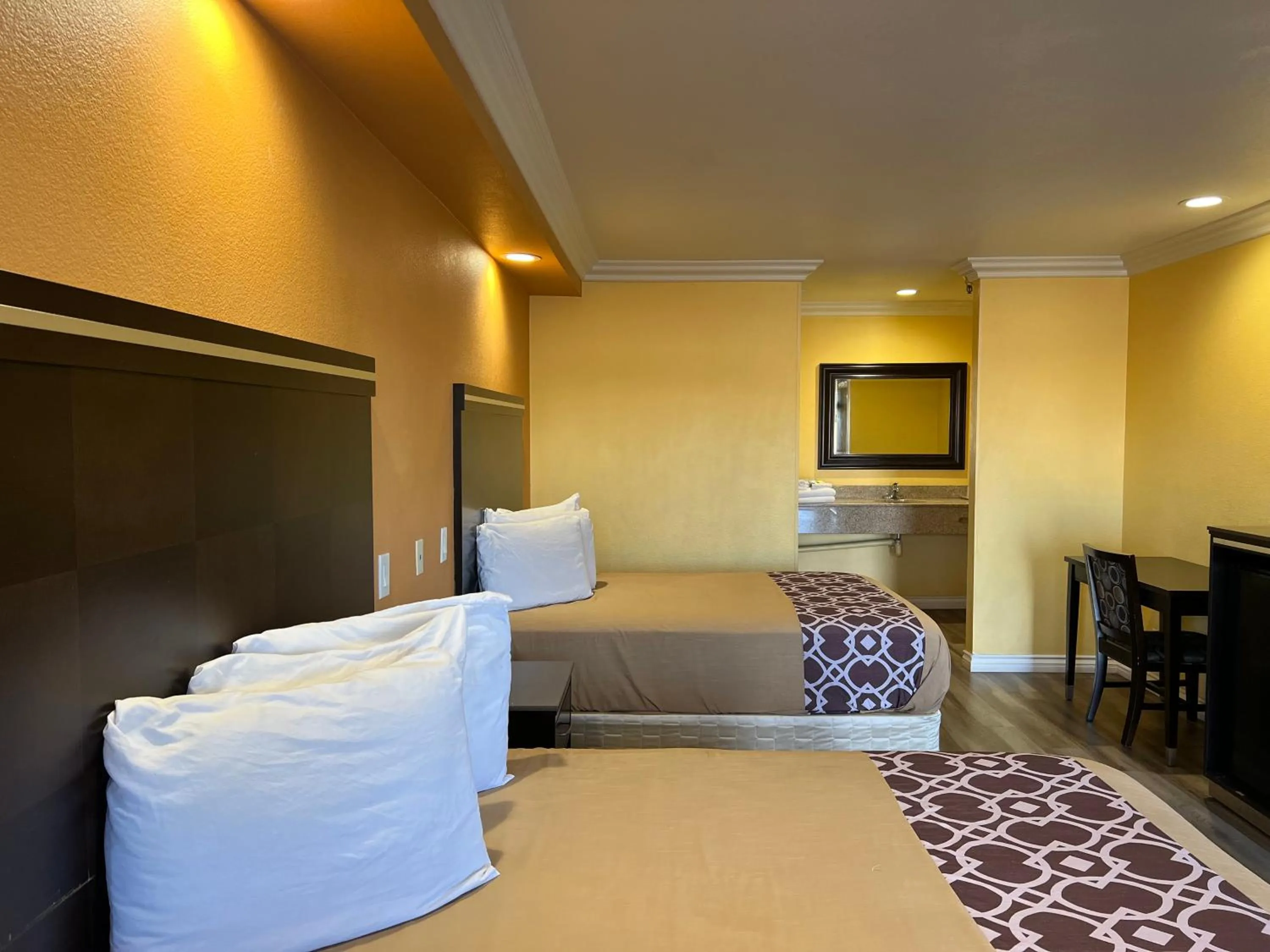 Bed in Industry Inn & Suites