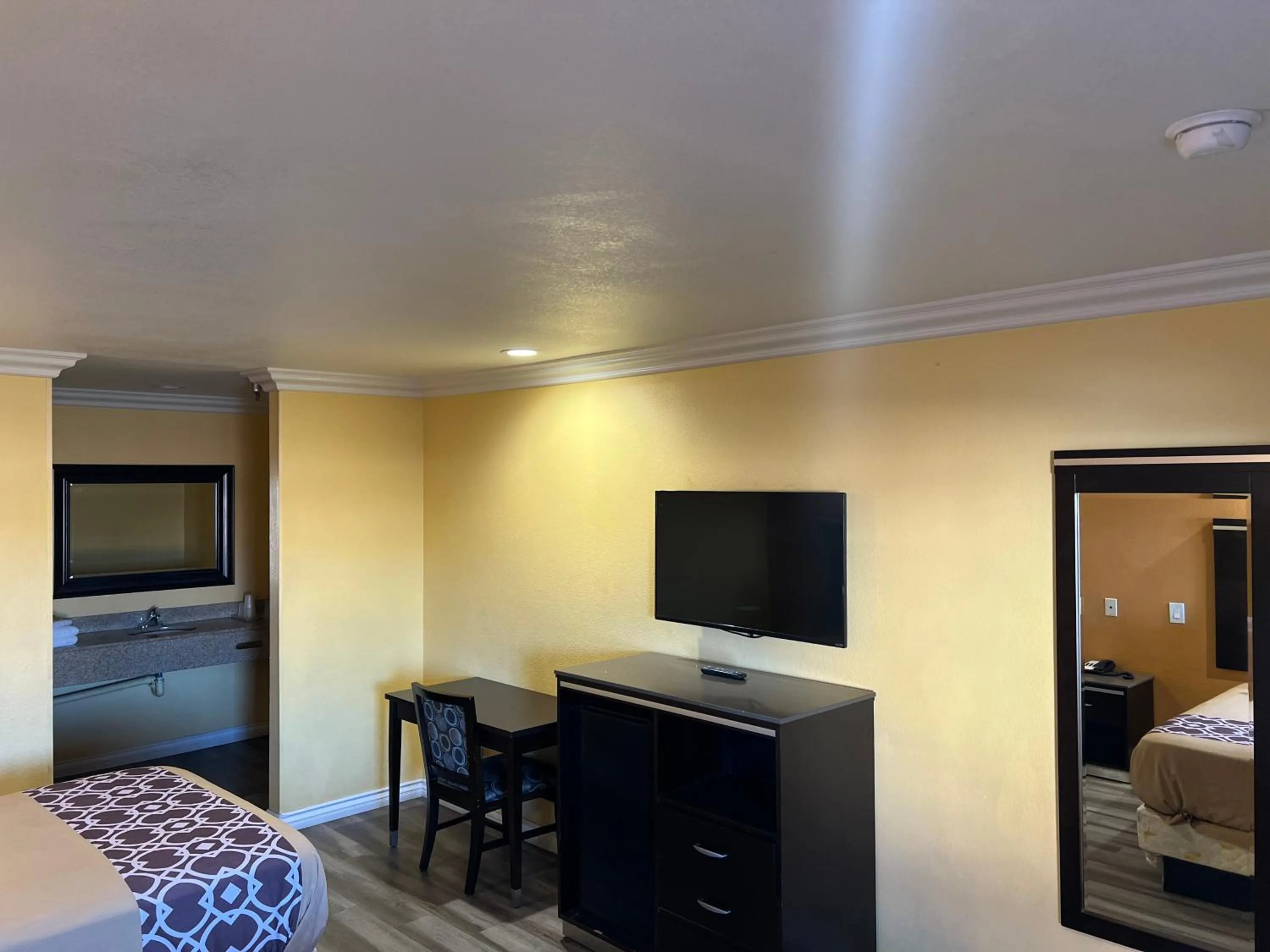 Bed in Industry Inn & Suites