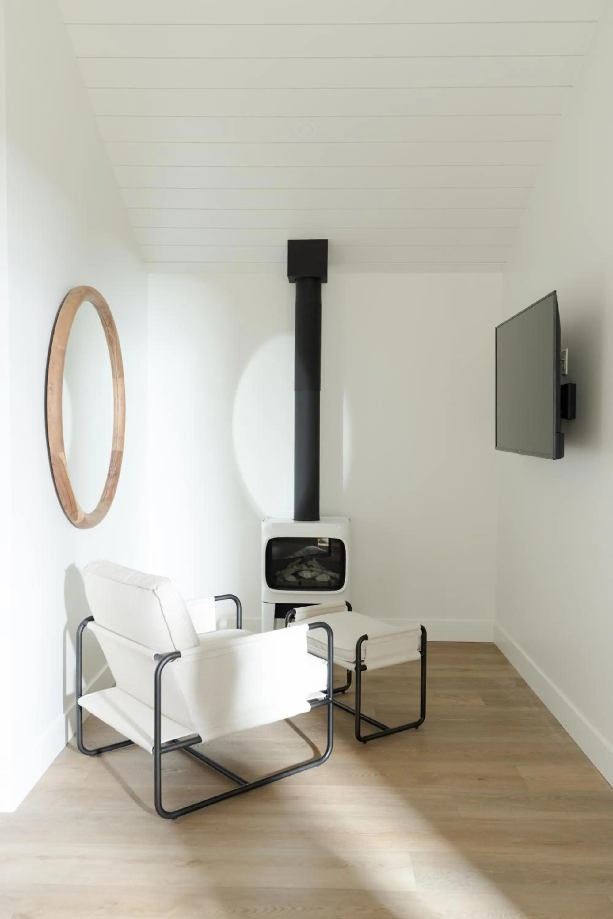 TV and multimedia in The Pacific Motel