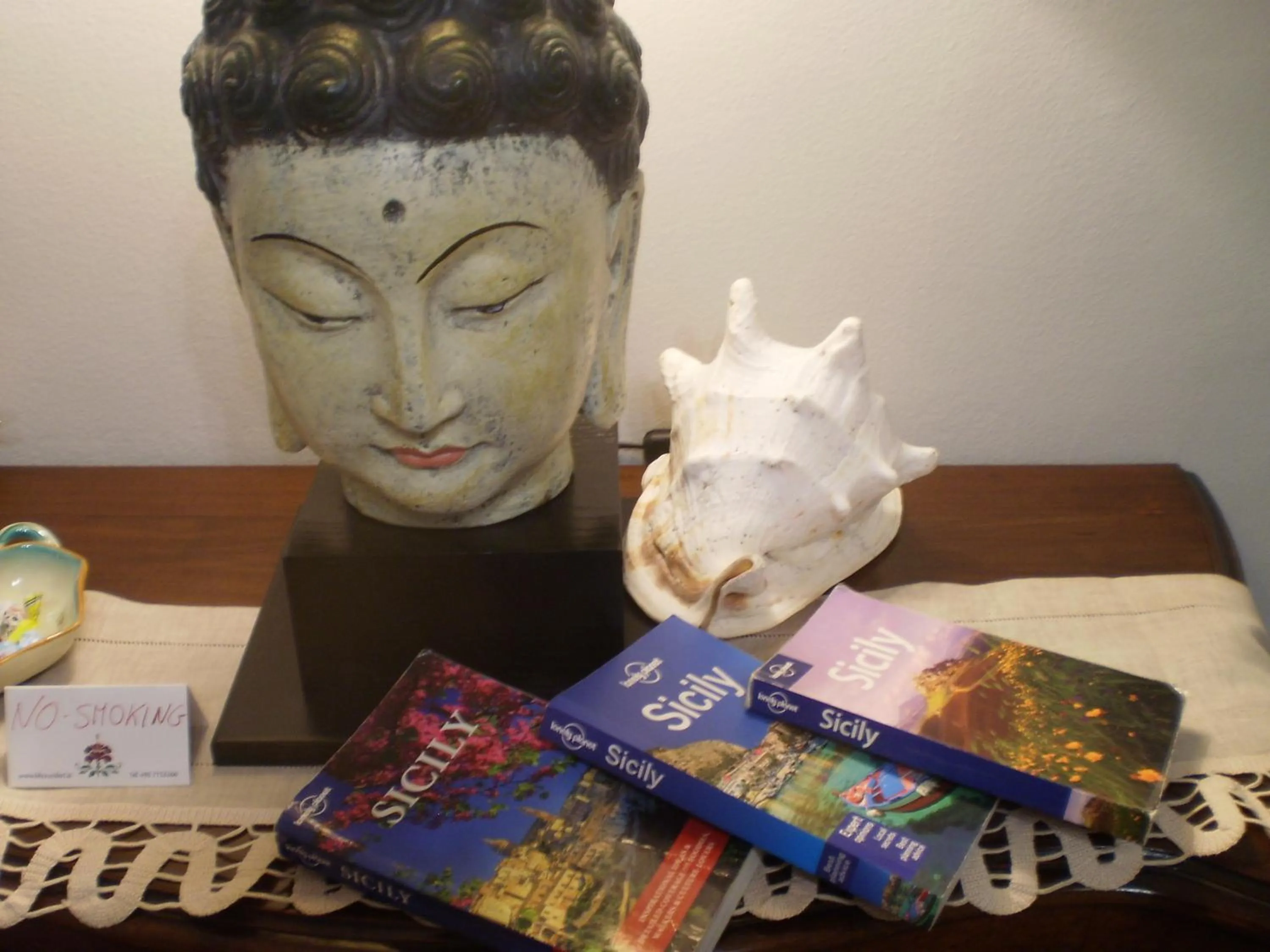 Decorative detail in Crociferi B&B