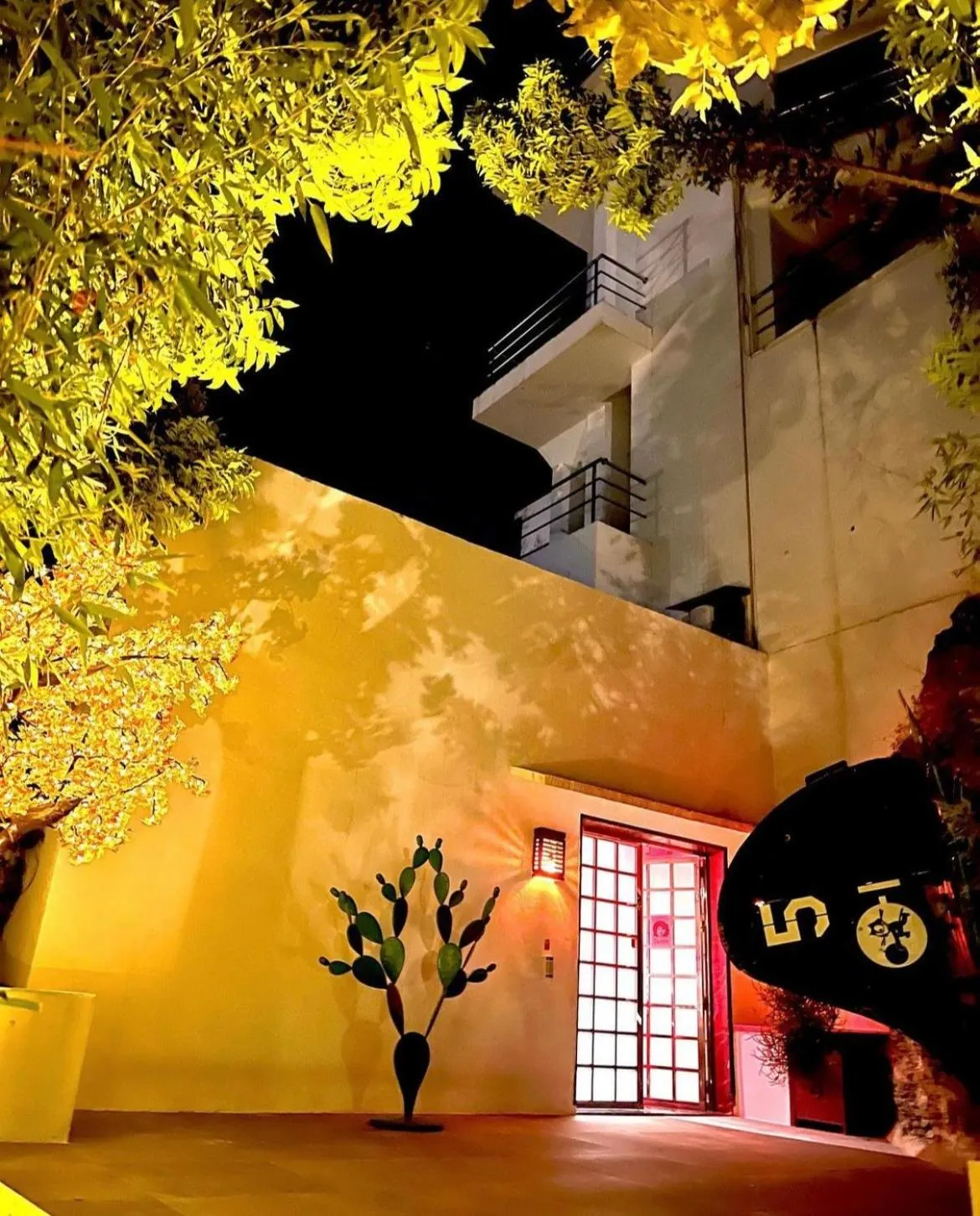 Patio in Marbella Boutique Art suites