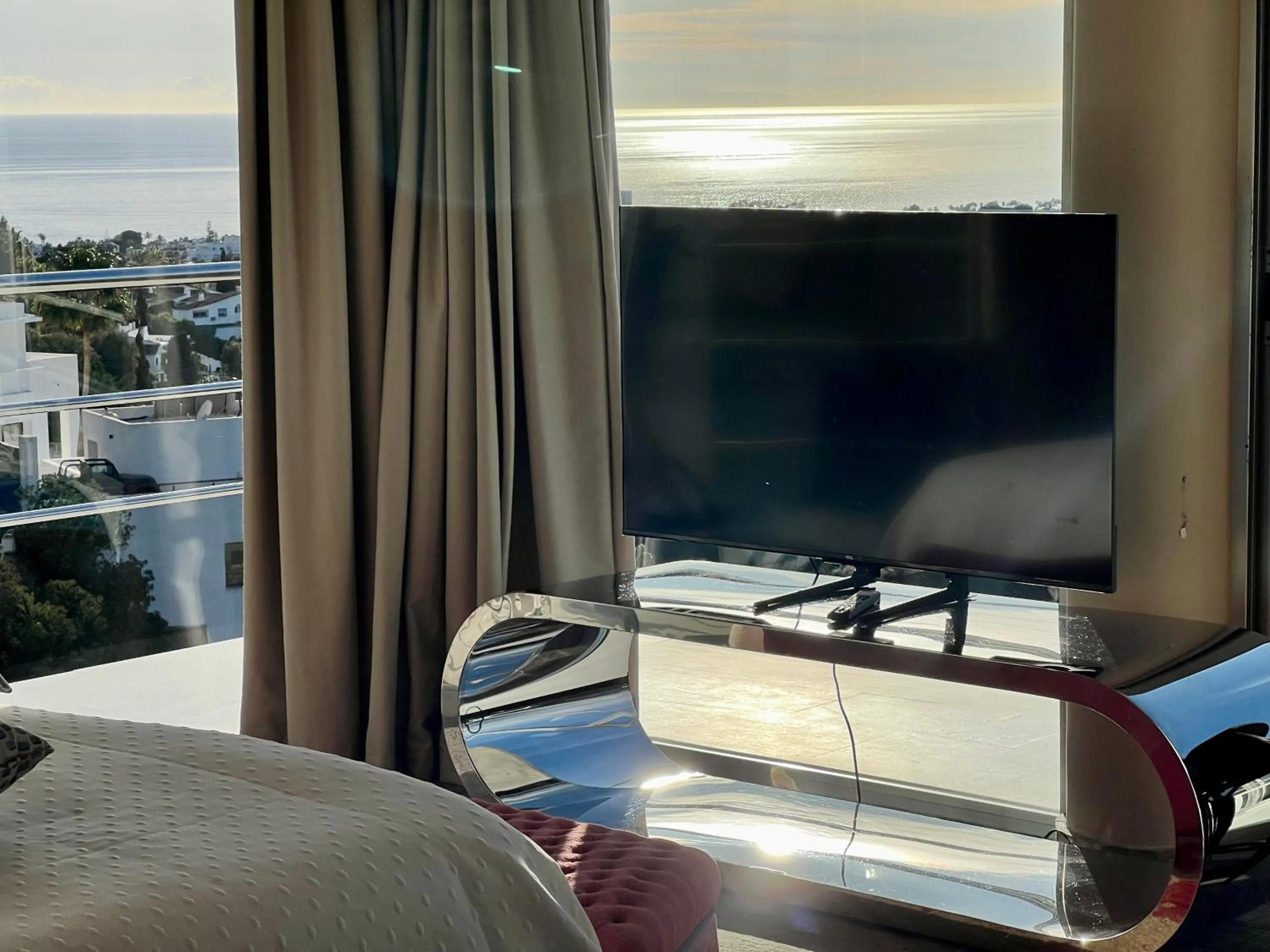 TV and multimedia in Marbella Boutique Art suites