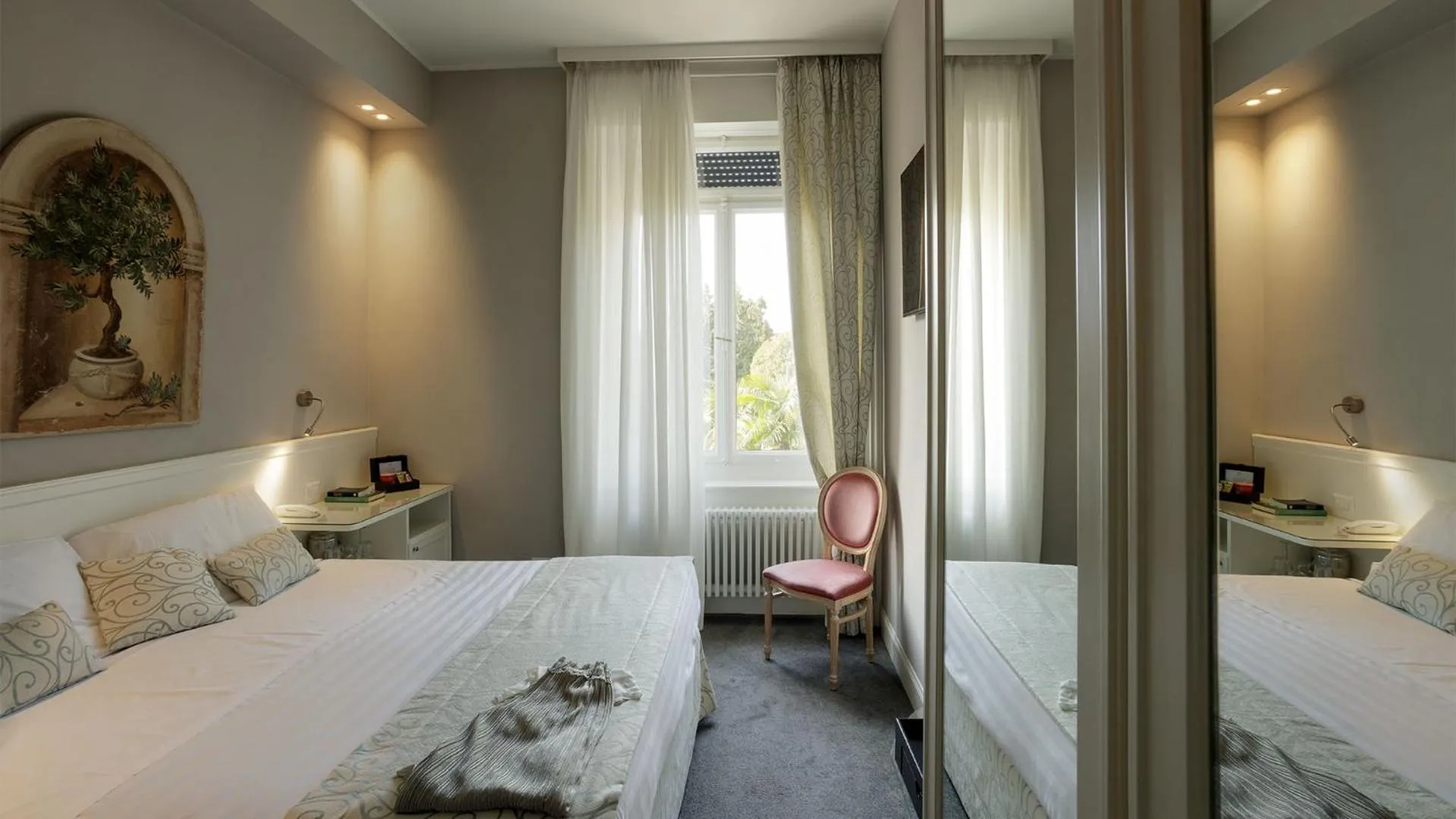 Bedroom, Bed in Camin Hotel Luino