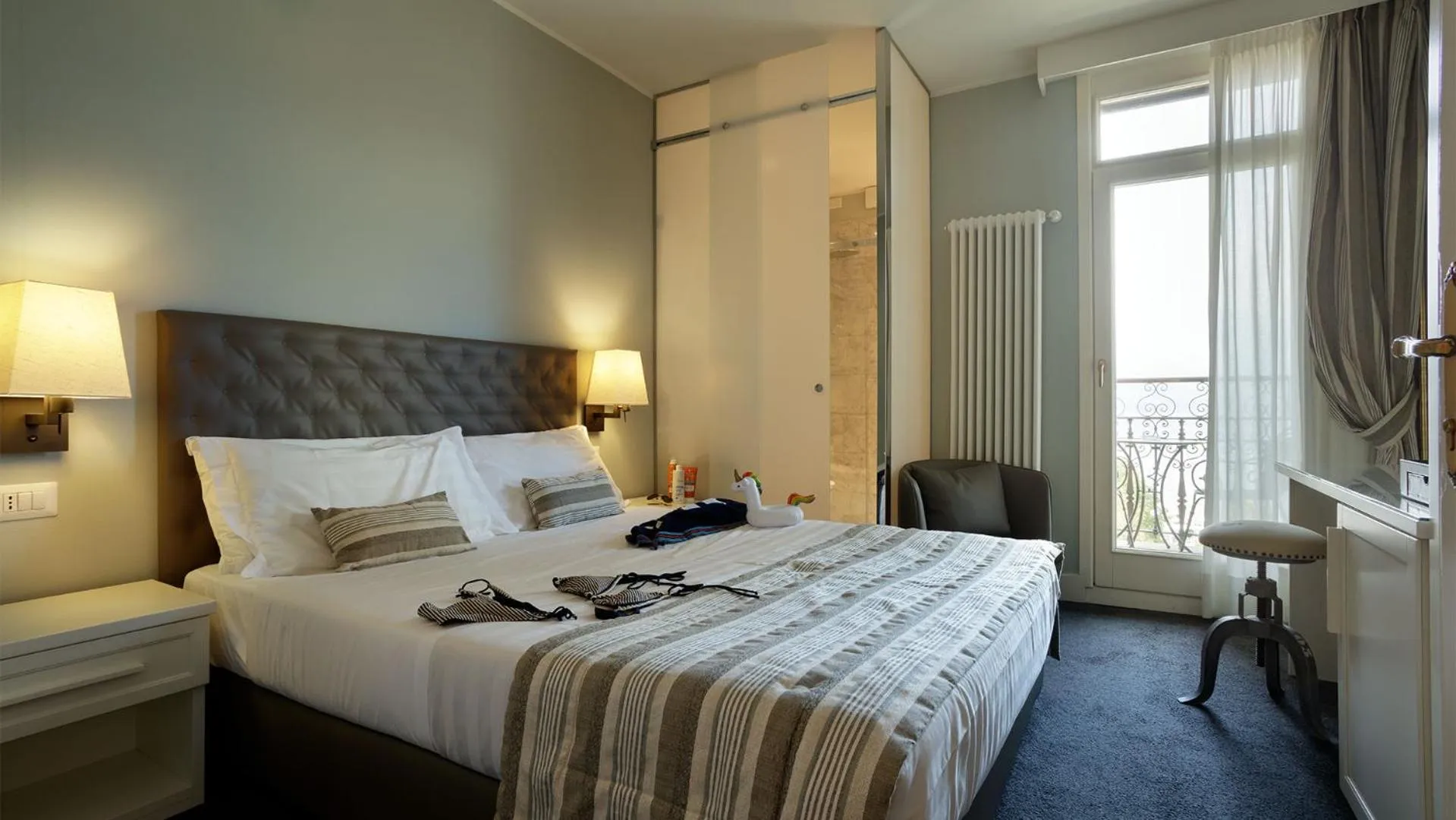 Photo of the whole room, Bed in Camin Hotel Luino