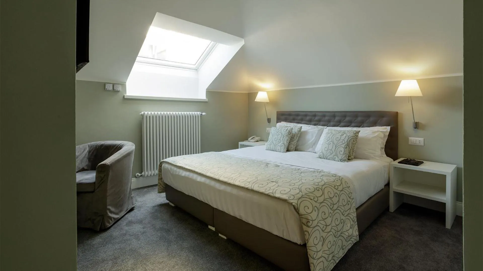 Photo of the whole room, Bed in Camin Hotel Luino