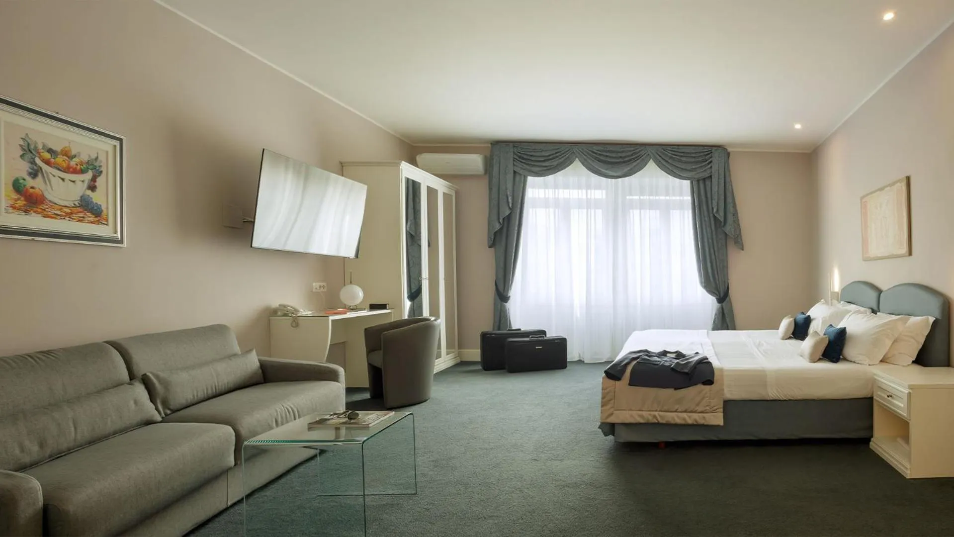 Bed in Camin Hotel Luino