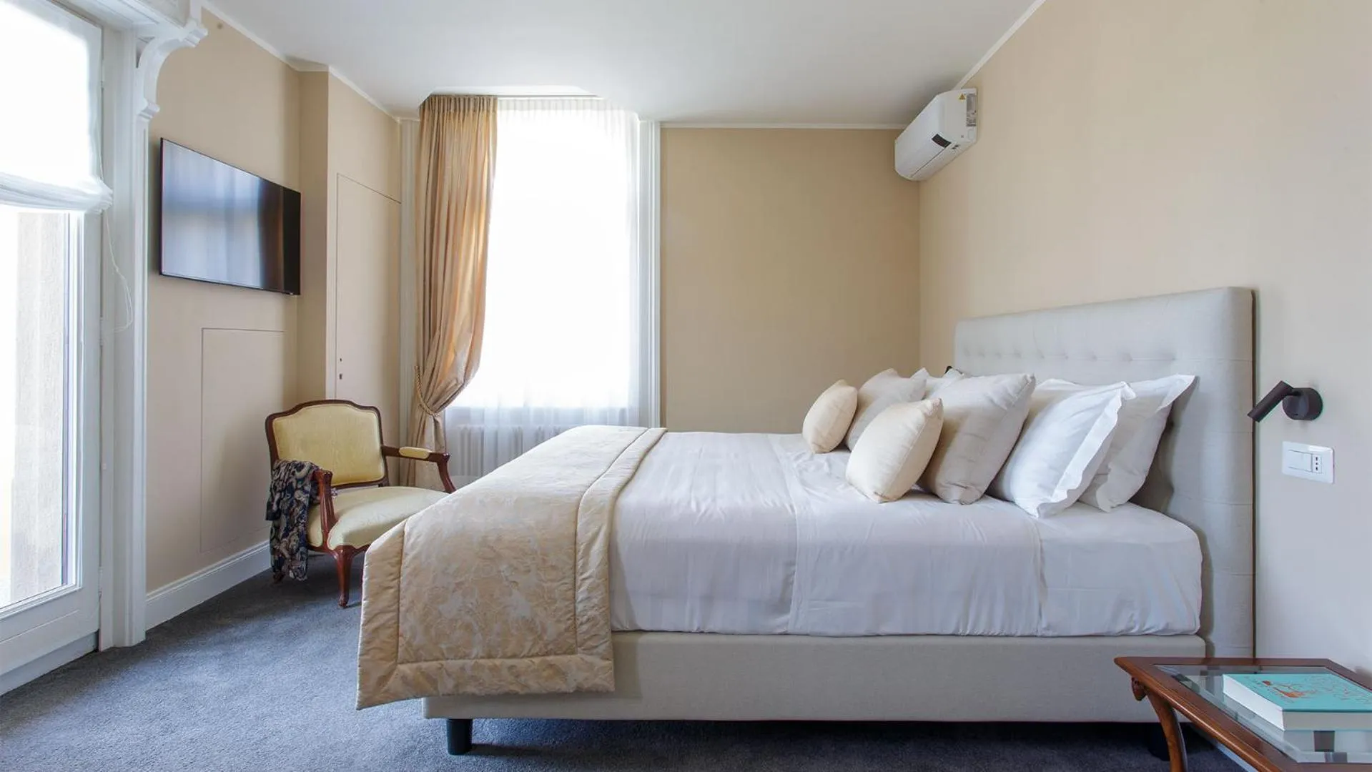 Bed in Camin Hotel Luino