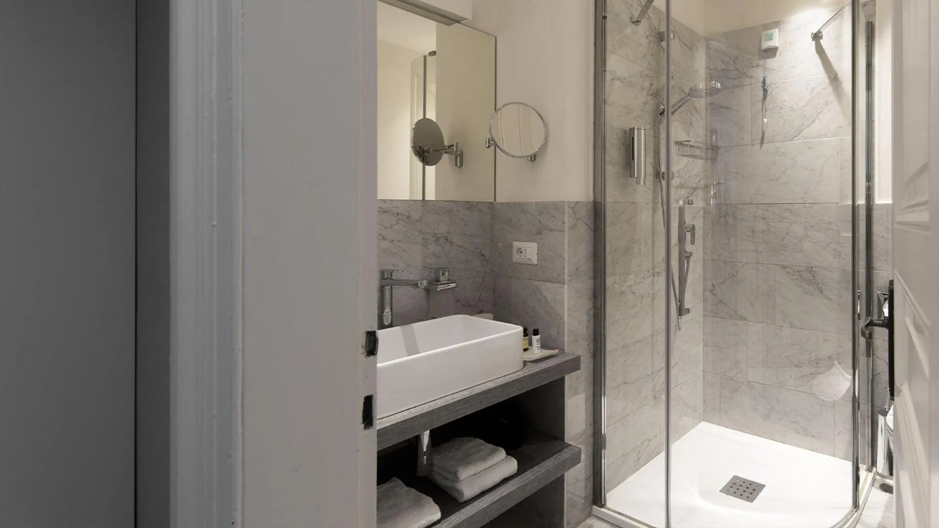 Shower in Camin Hotel Luino