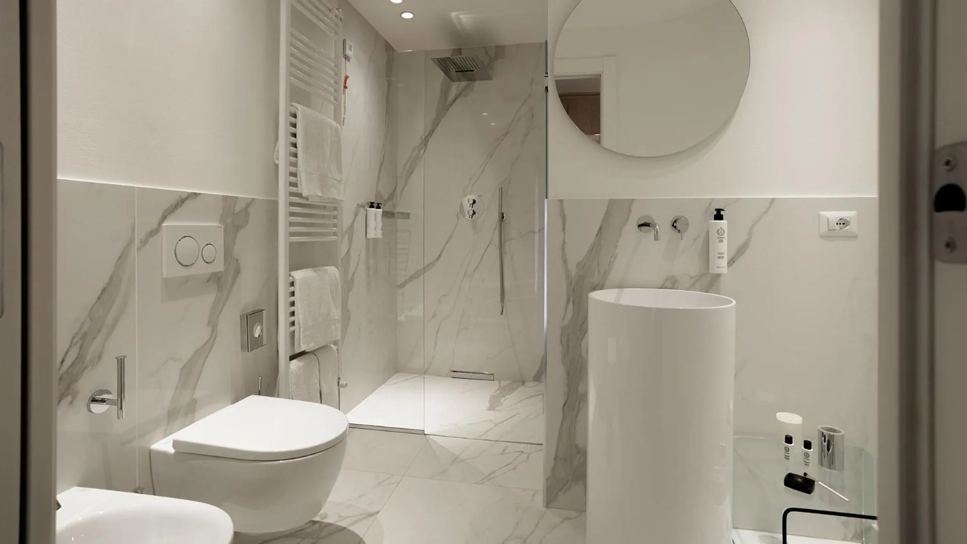 Shower in Camin Hotel Luino