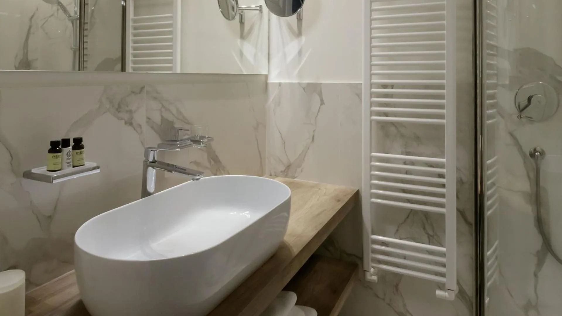 Bathroom in Camin Hotel Luino