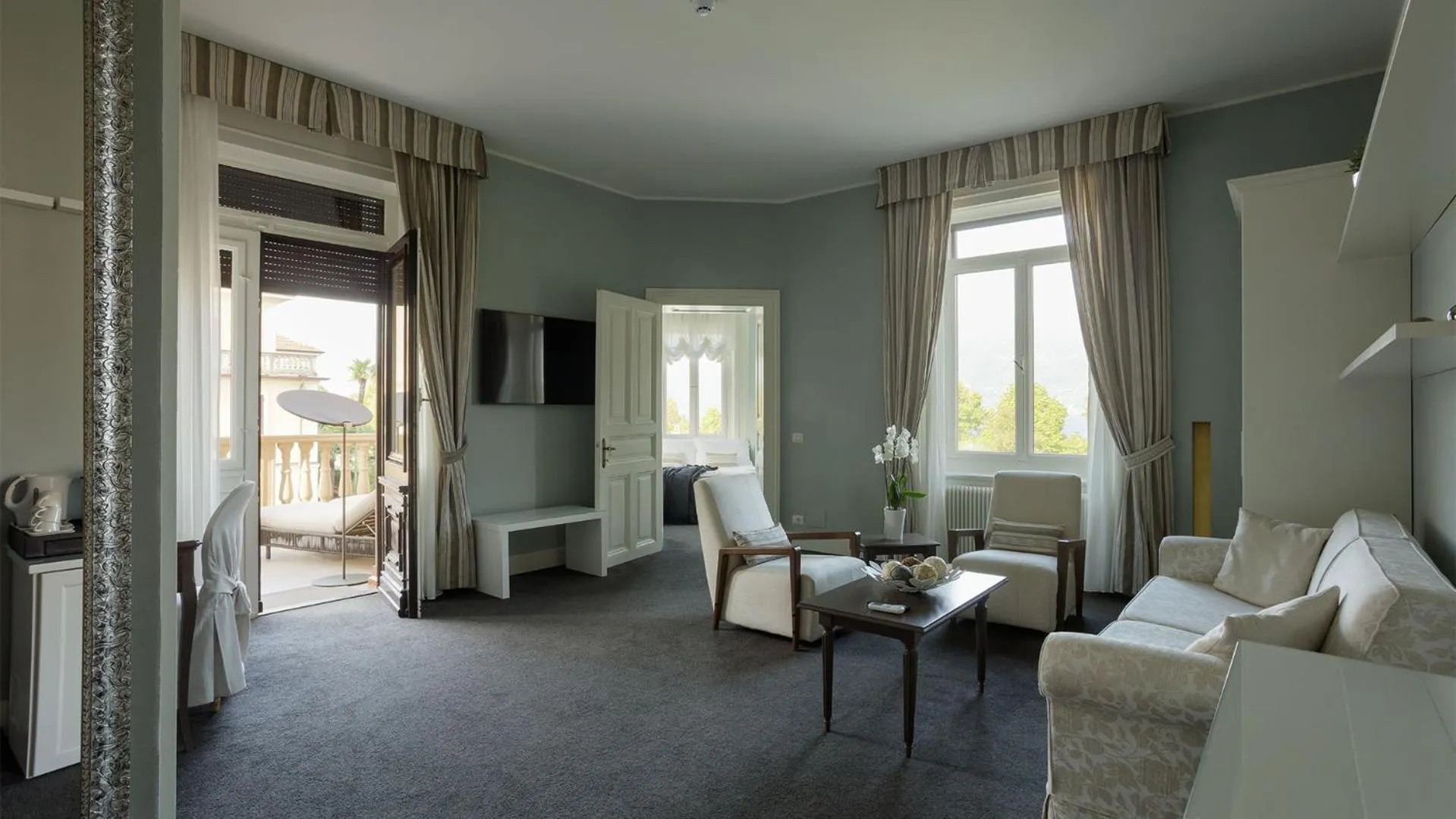 Living room, Bed in Camin Hotel Luino