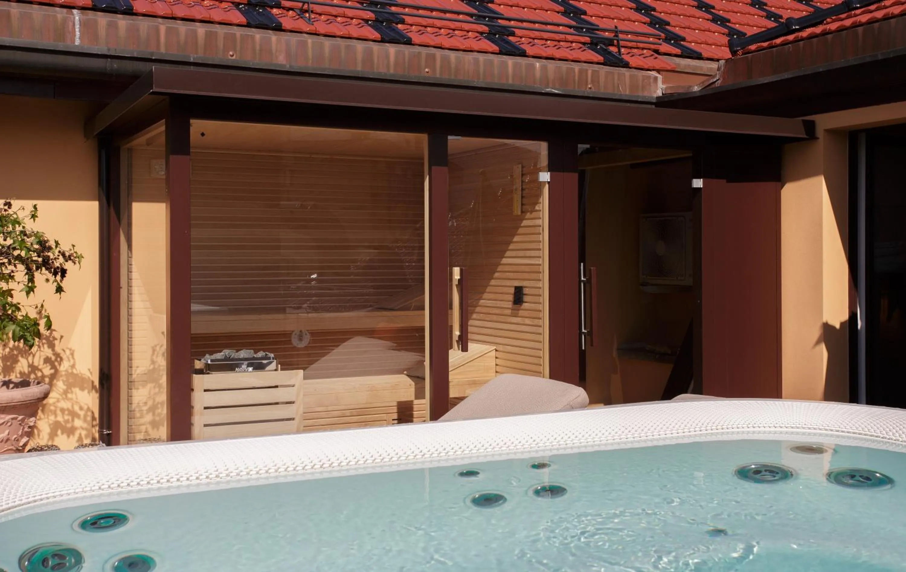Hot Tub in Camin Hotel Luino