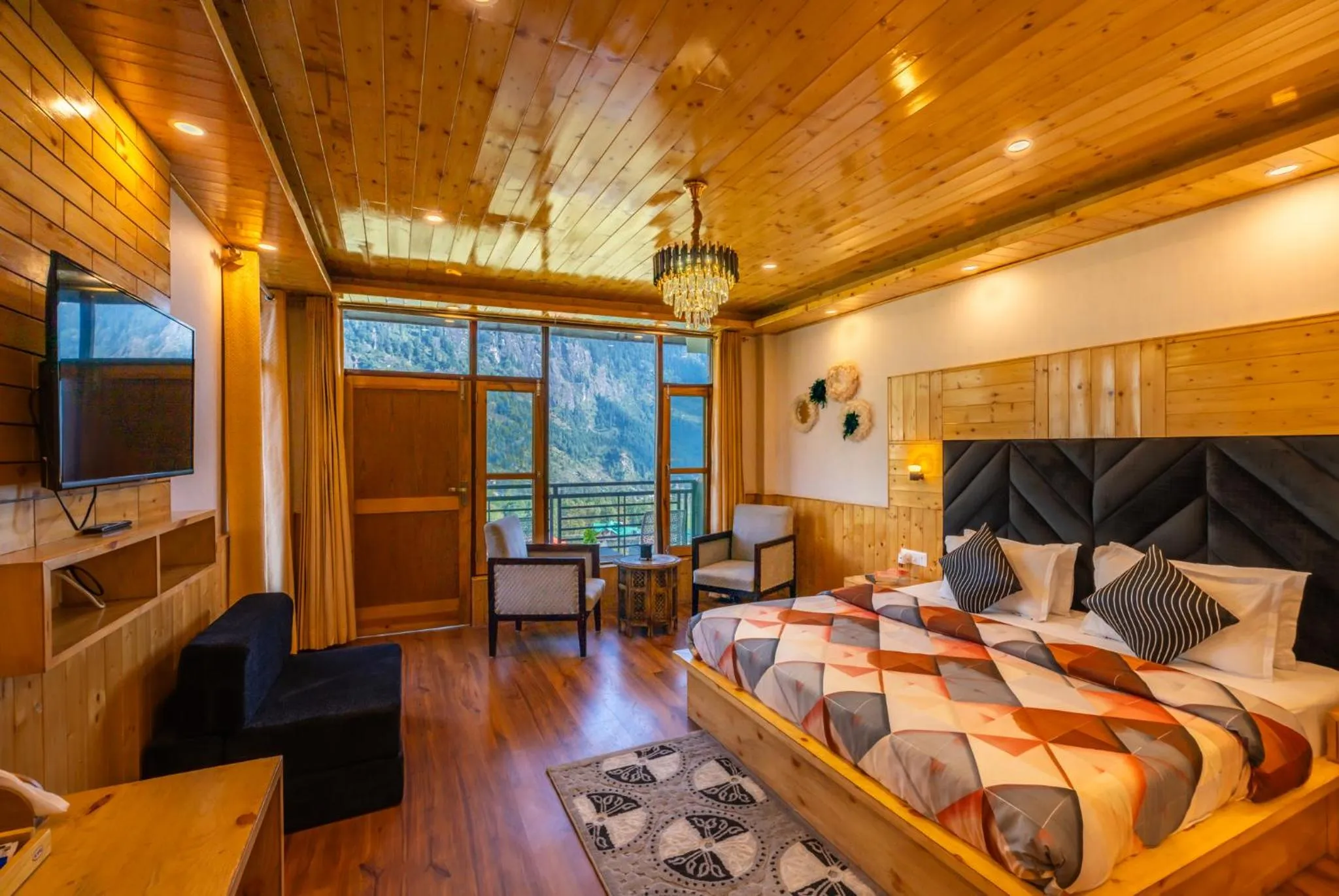 TV and multimedia, Bed in The 14 Gables, A Boutique Stay, Manali - Pet Friendly Hotel - Crown Palace
