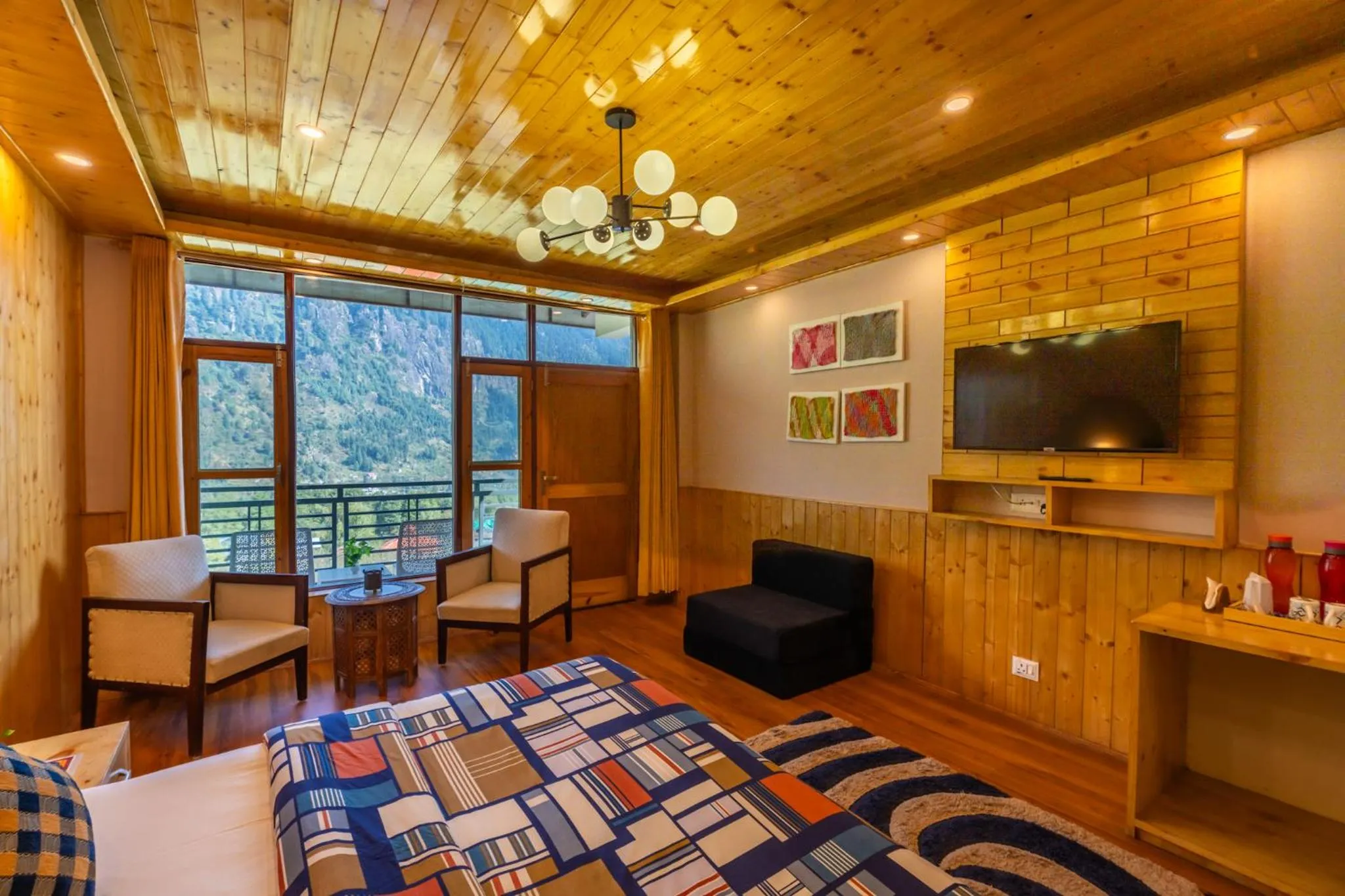 TV and multimedia, Bed in The 14 Gables, A Boutique Stay, Manali - Pet Friendly Hotel - Crown Palace