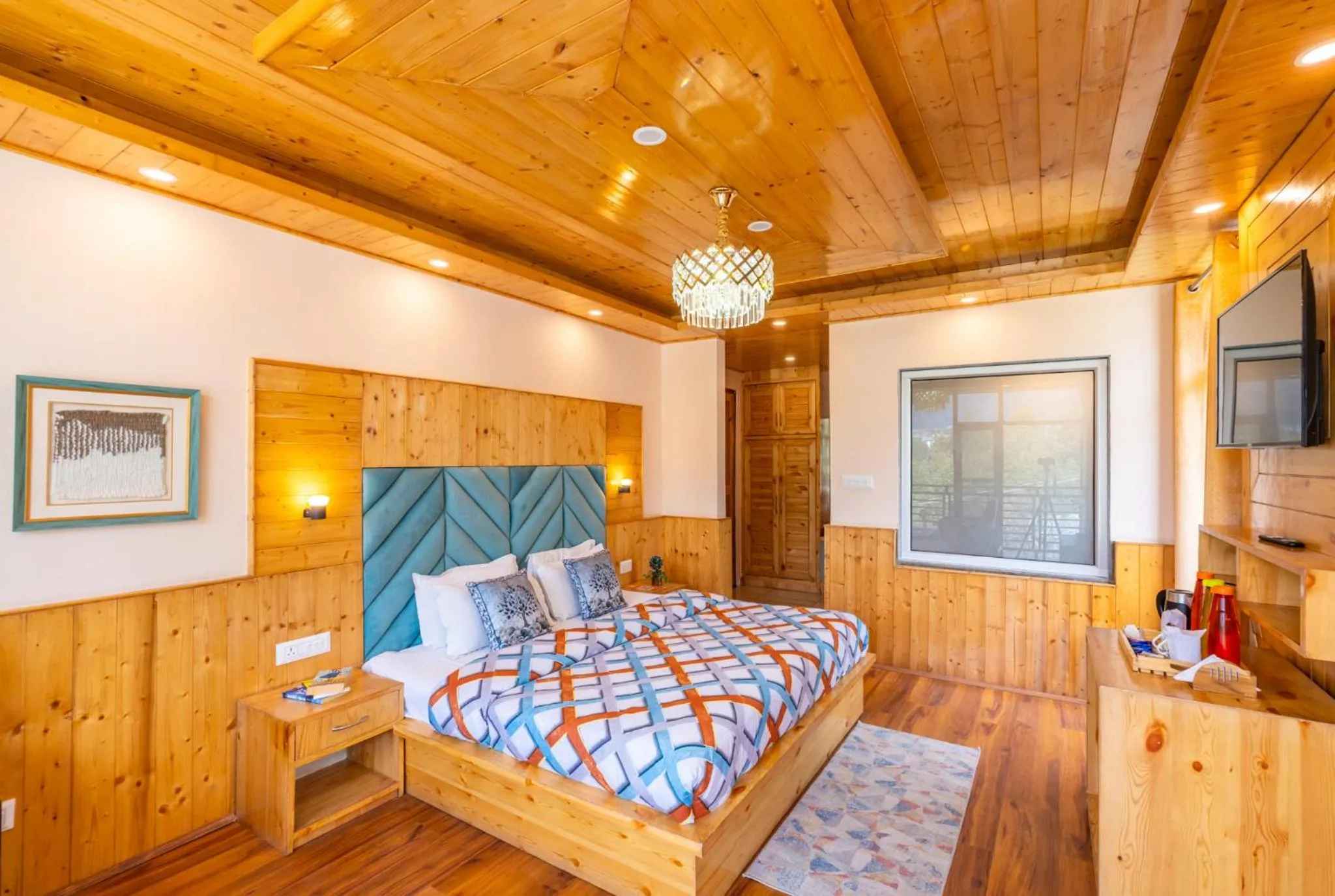 Kitchen or kitchenette, Bed in The 14 Gables, A Boutique Stay, Manali - Pet Friendly Hotel - Crown Palace