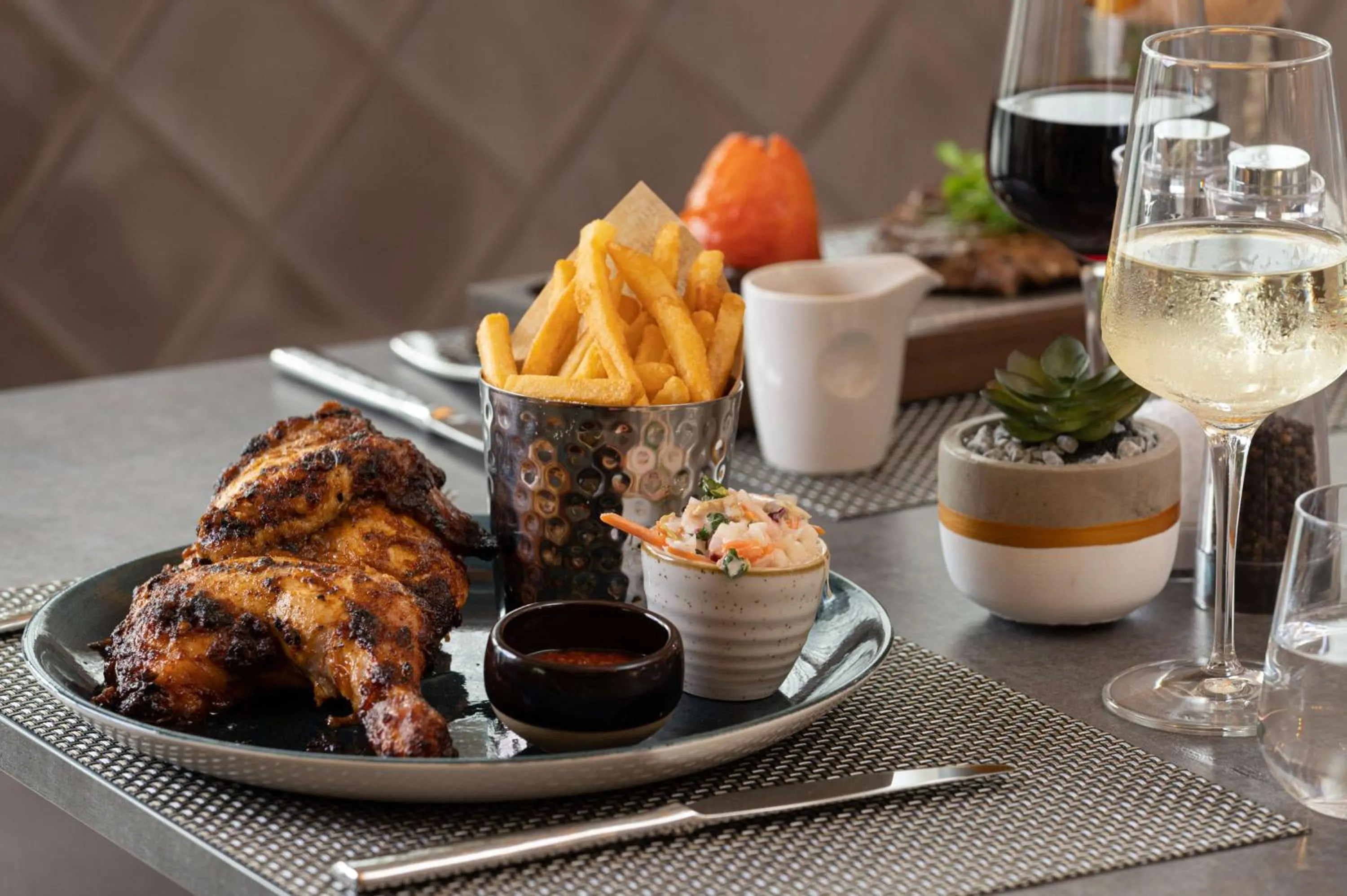 Restaurant/places to eat in Hilton Garden Inn Silverstone