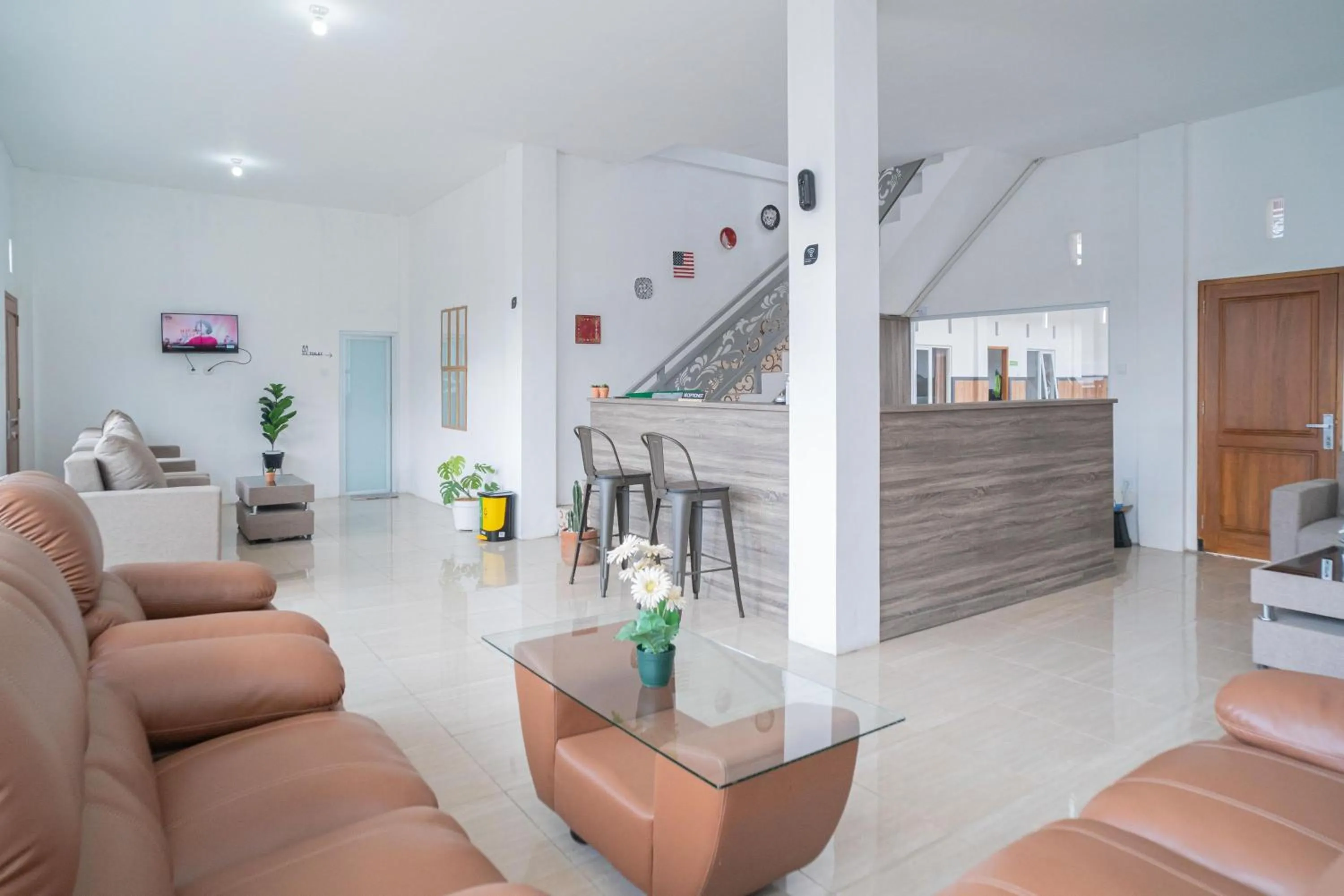 Lobby or reception in Urbanview Hotel Sky Batu Malang by RedDoorz