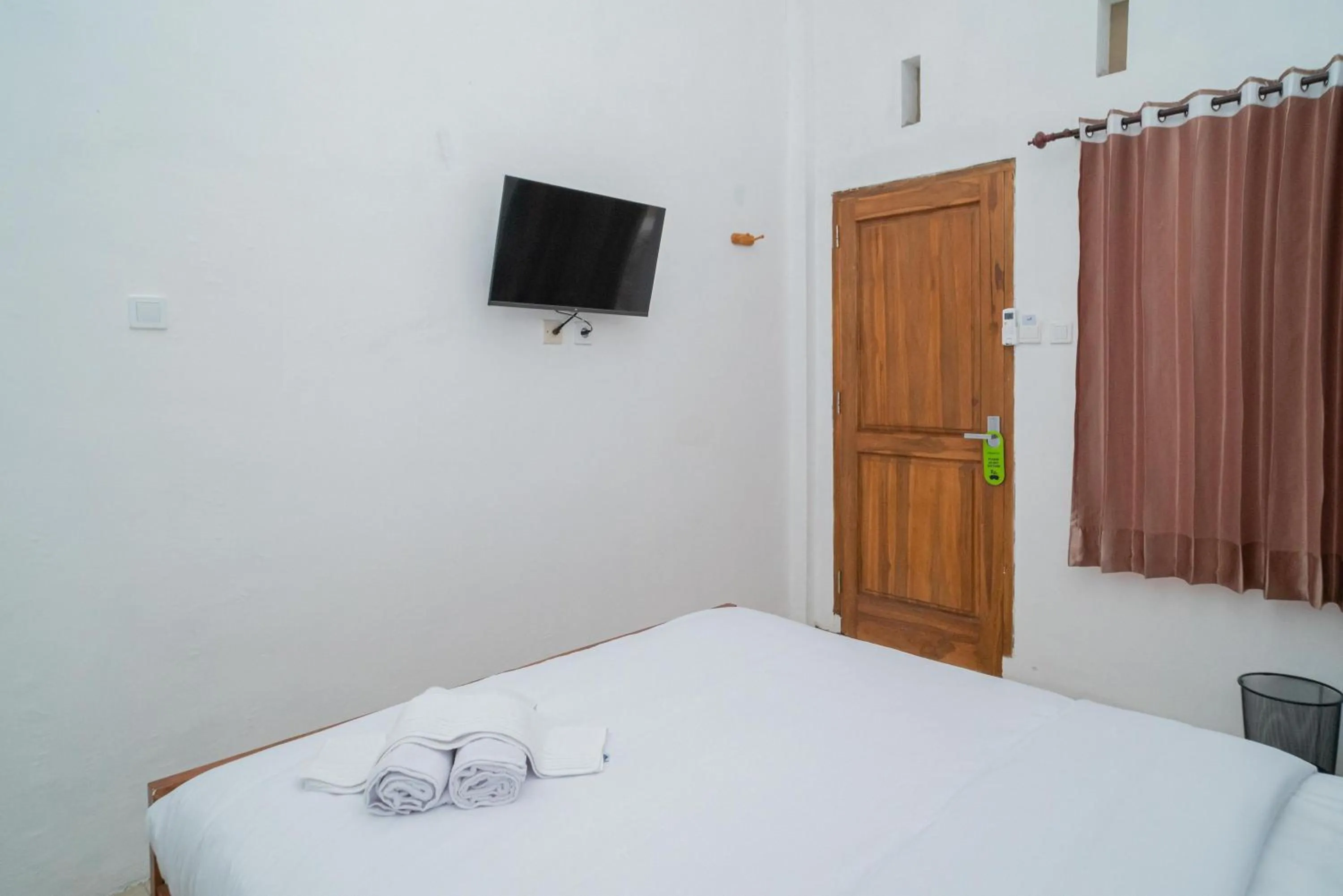 Bedroom, Bed in Urbanview Hotel Sky Batu Malang by RedDoorz