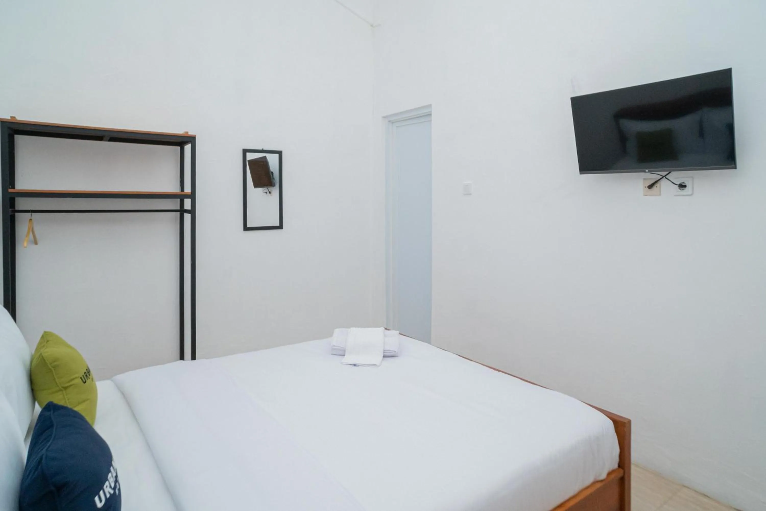 Bedroom, Bed in Urbanview Hotel Sky Batu Malang by RedDoorz