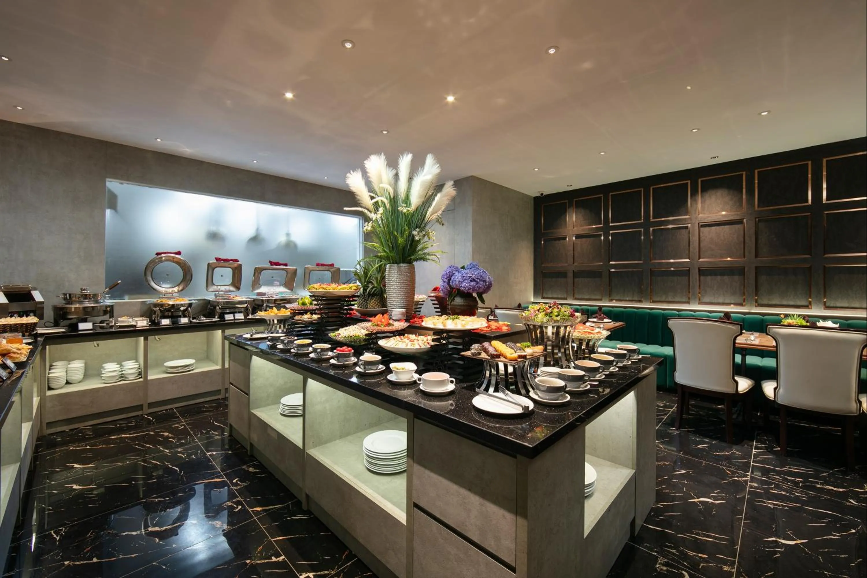 Food and drinks in HOTEL De SOURIANT Premium Hanoi