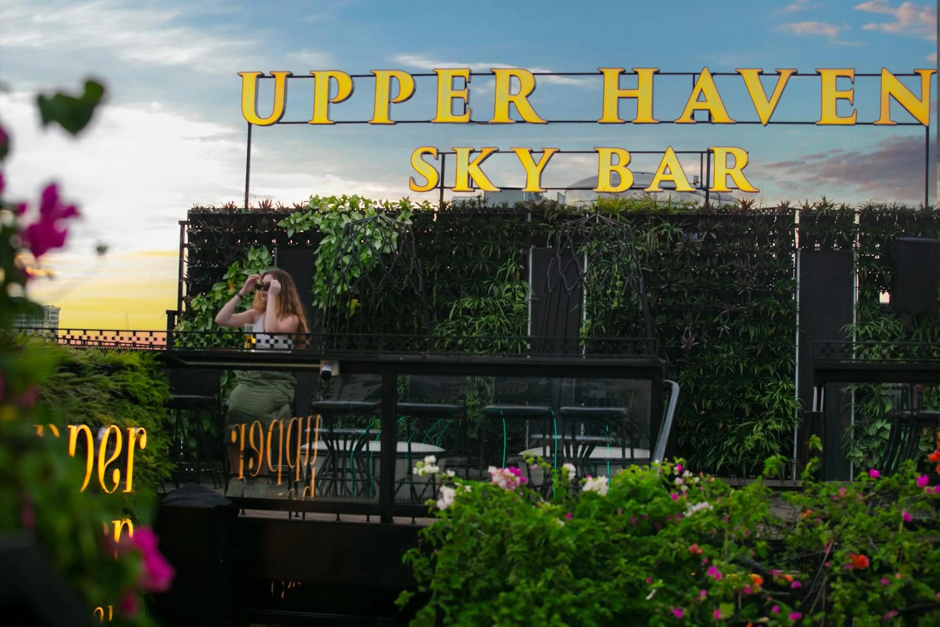 Lounge or bar in HOTEL De SOURIANT Premium Hanoi