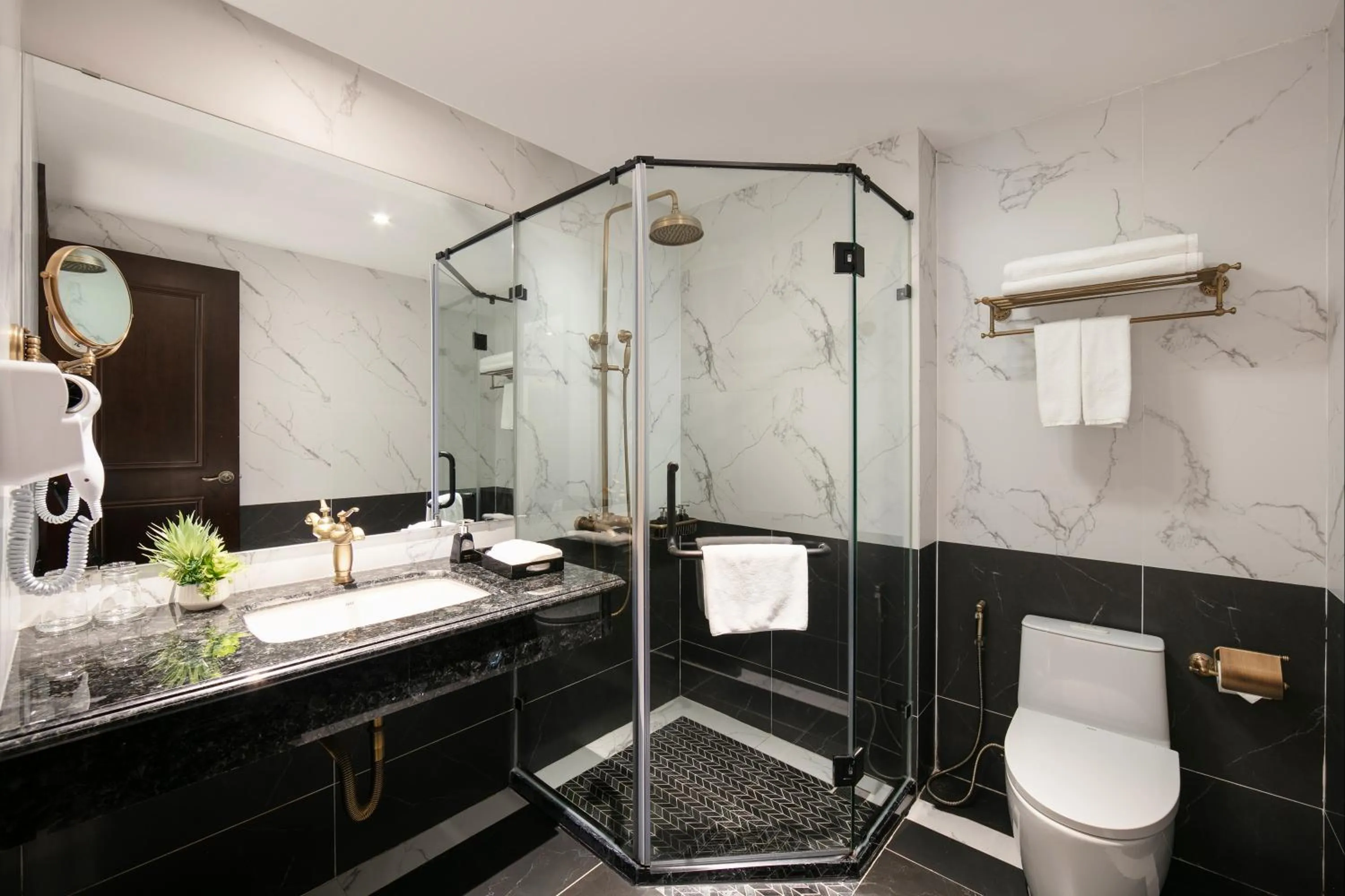 Shower in HOTEL De SOURIANT Premium Hanoi