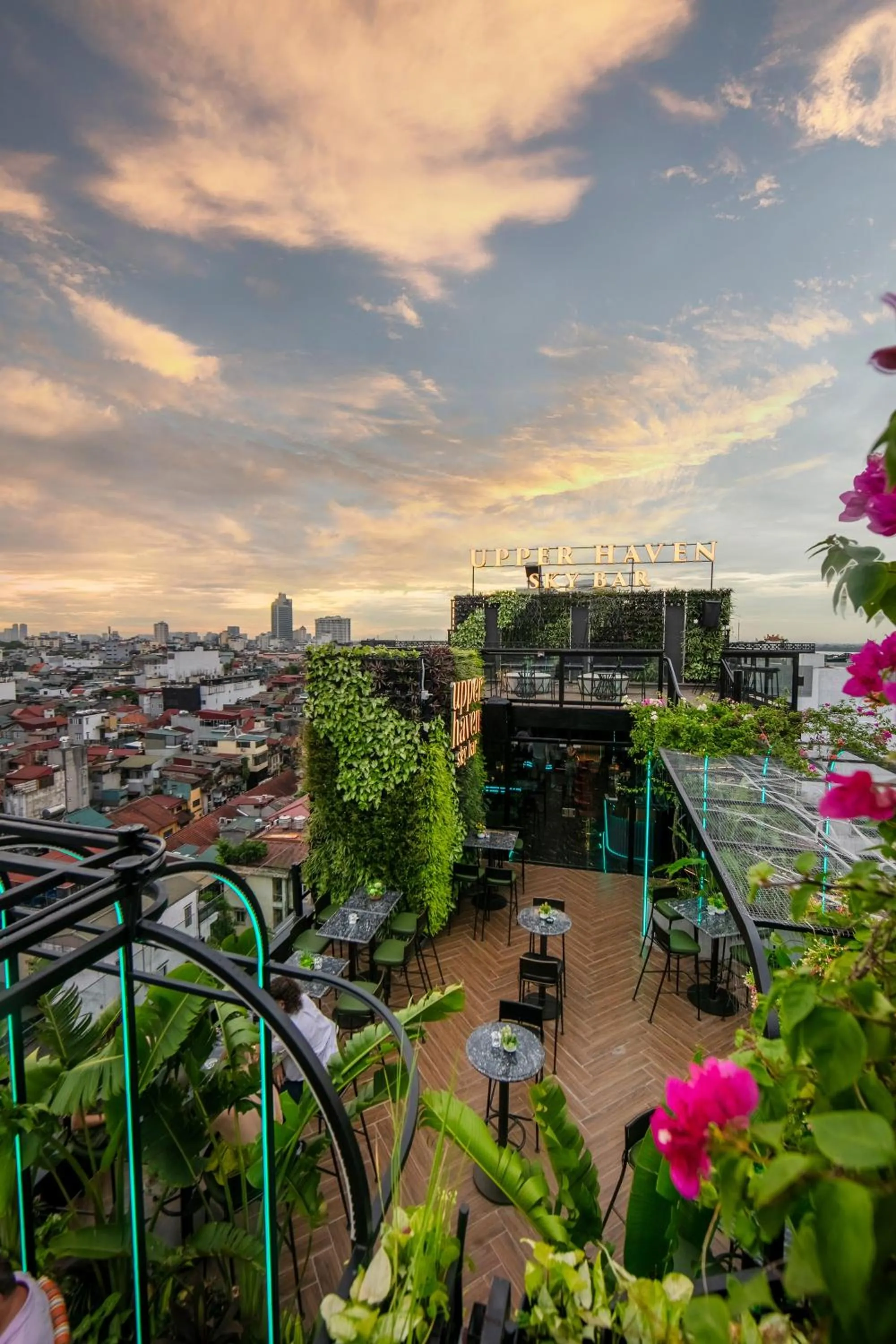 Restaurant/places to eat in HOTEL De SOURIANT Premium Hanoi