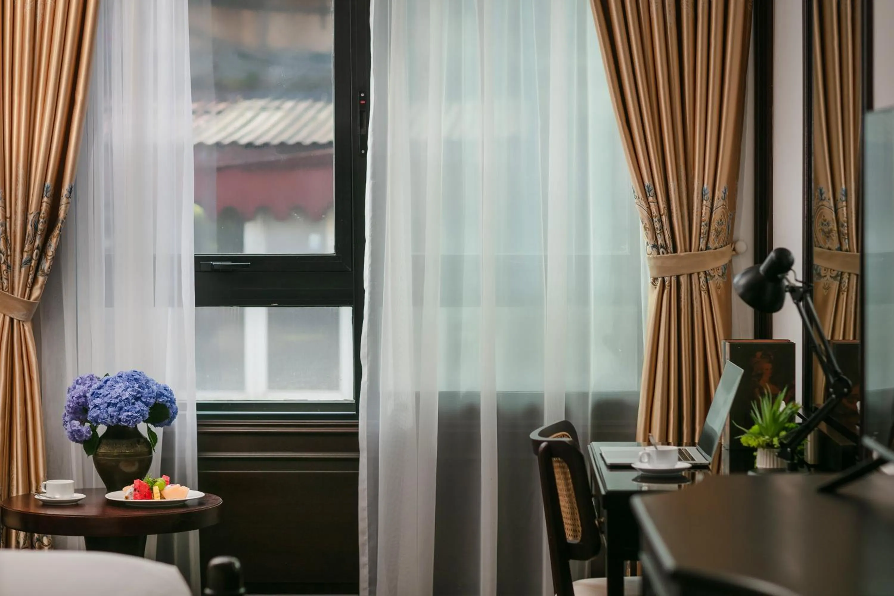 Seating area in HOTEL De SOURIANT Premium Hanoi