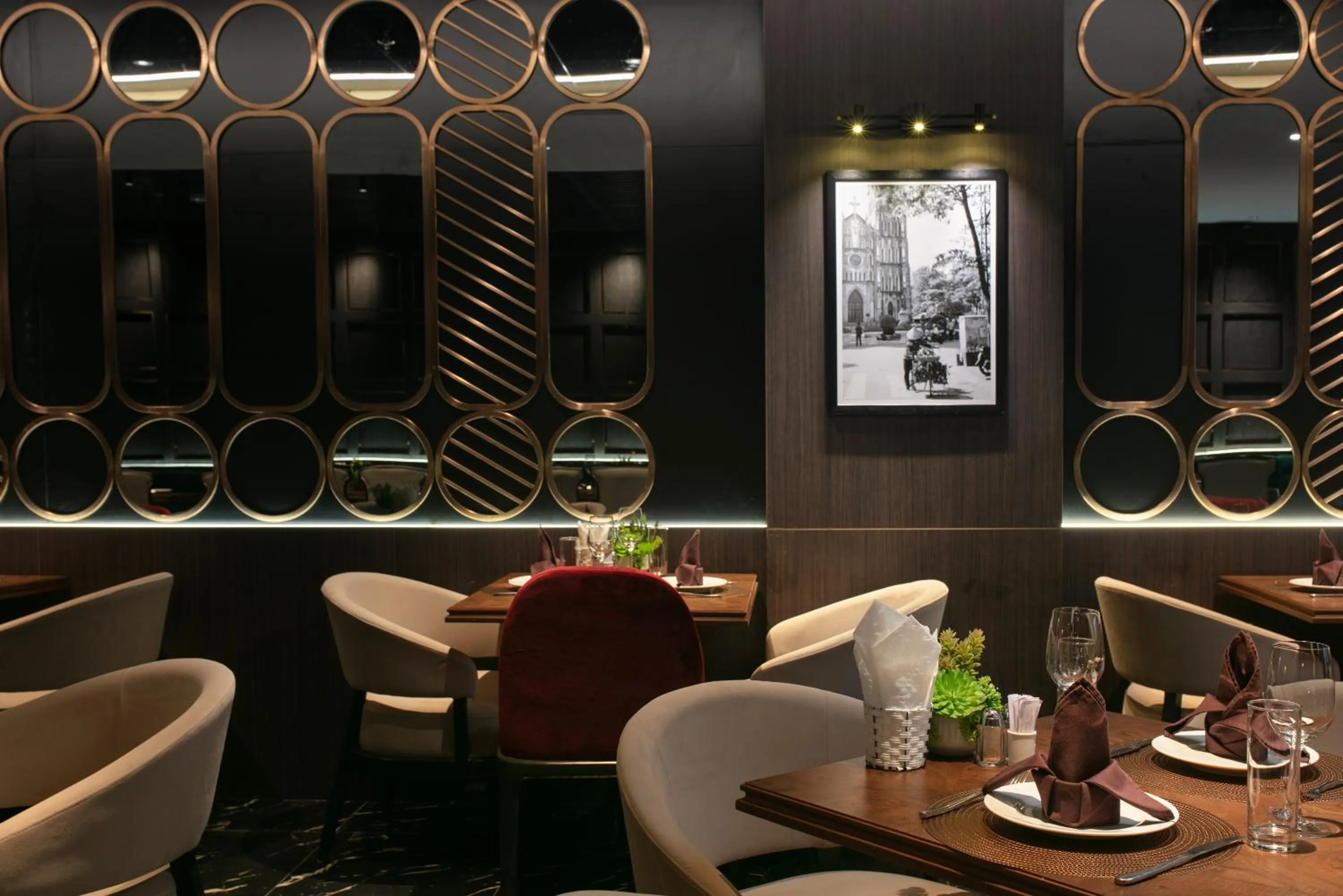 Restaurant/places to eat in HOTEL De SOURIANT Premium Hanoi