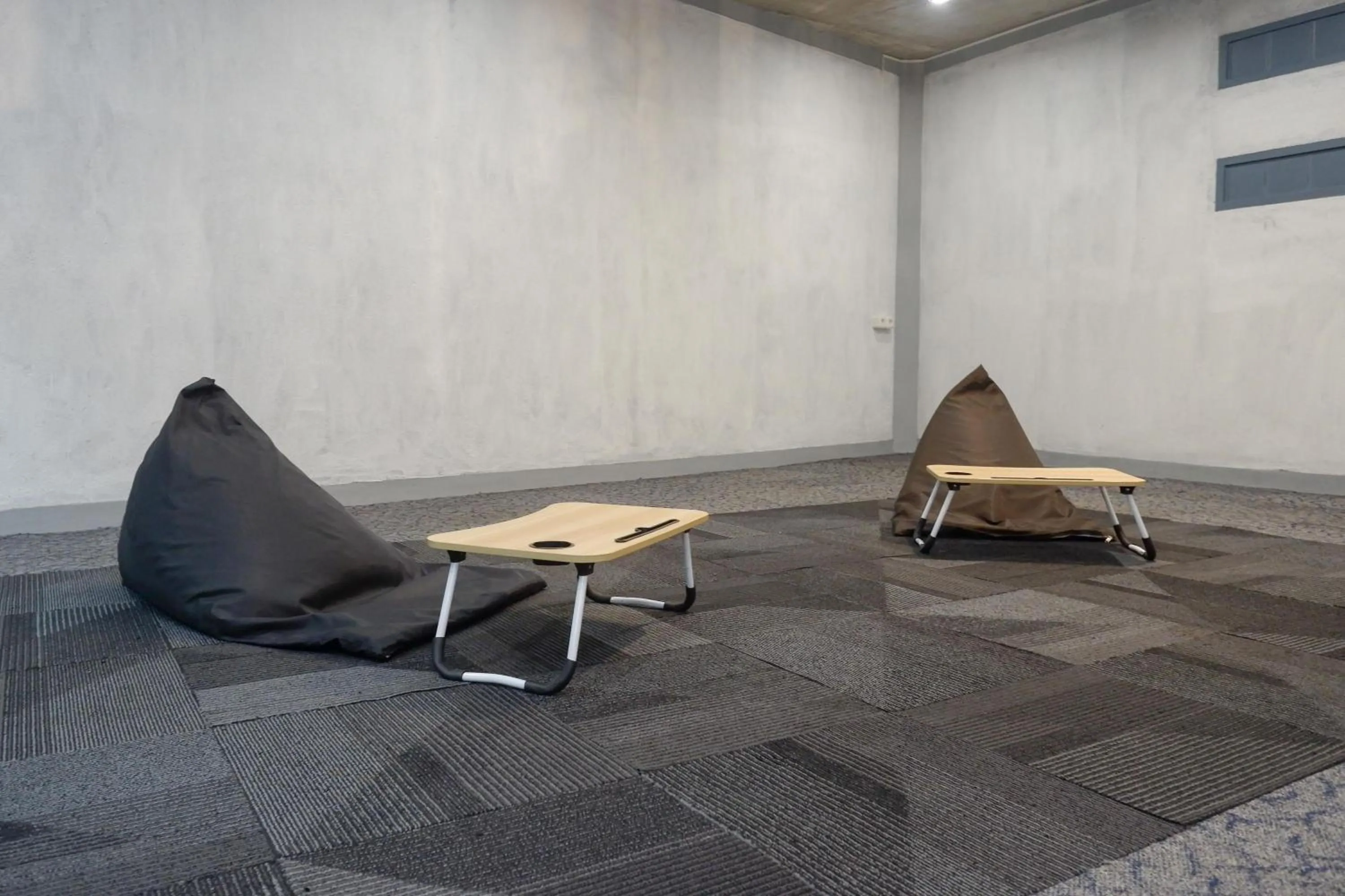 Seating area in Urbanview Hotel Umbrella Dieng by RedDoorz