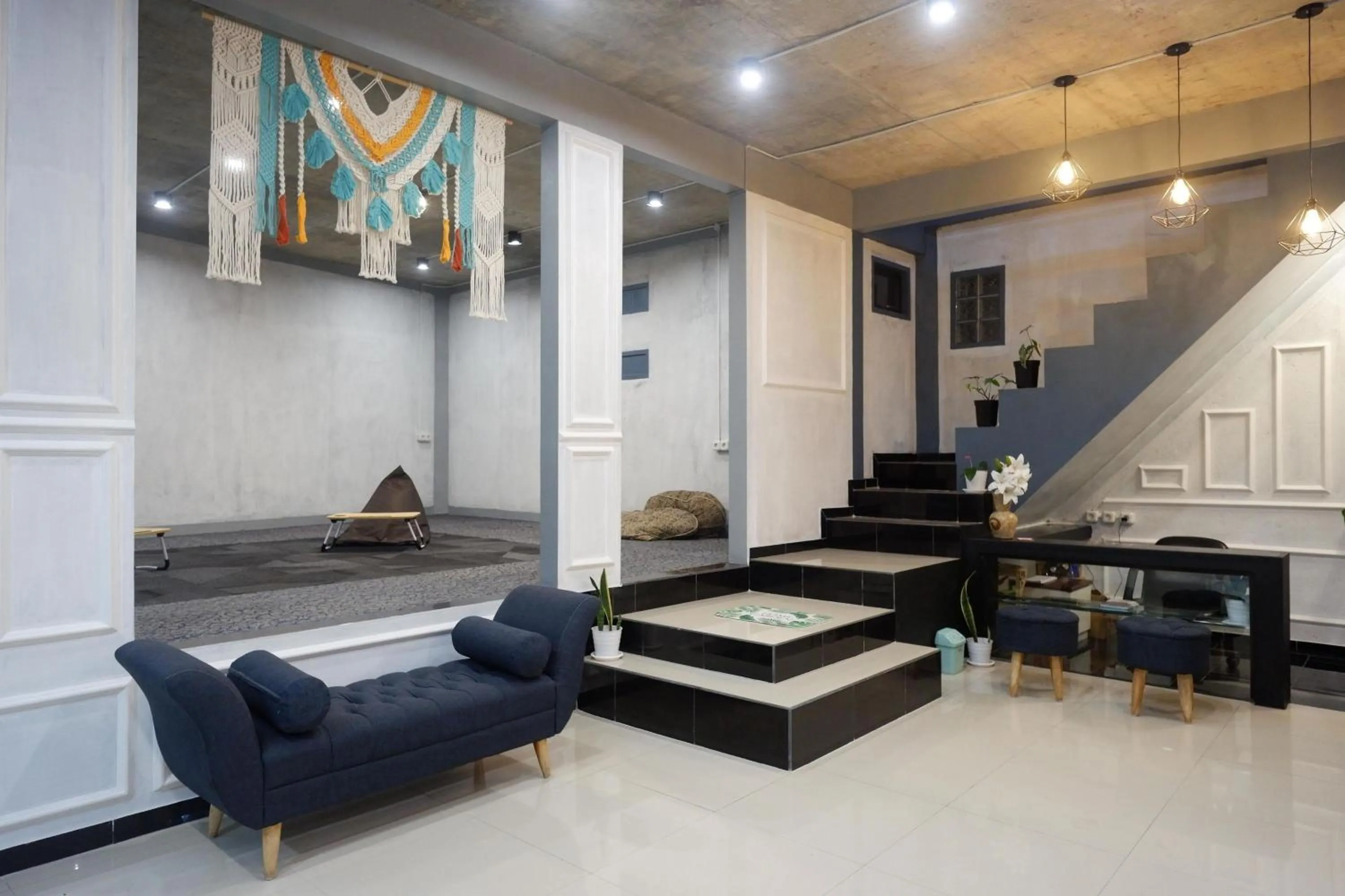 Seating area in Urbanview Hotel Umbrella Dieng by RedDoorz