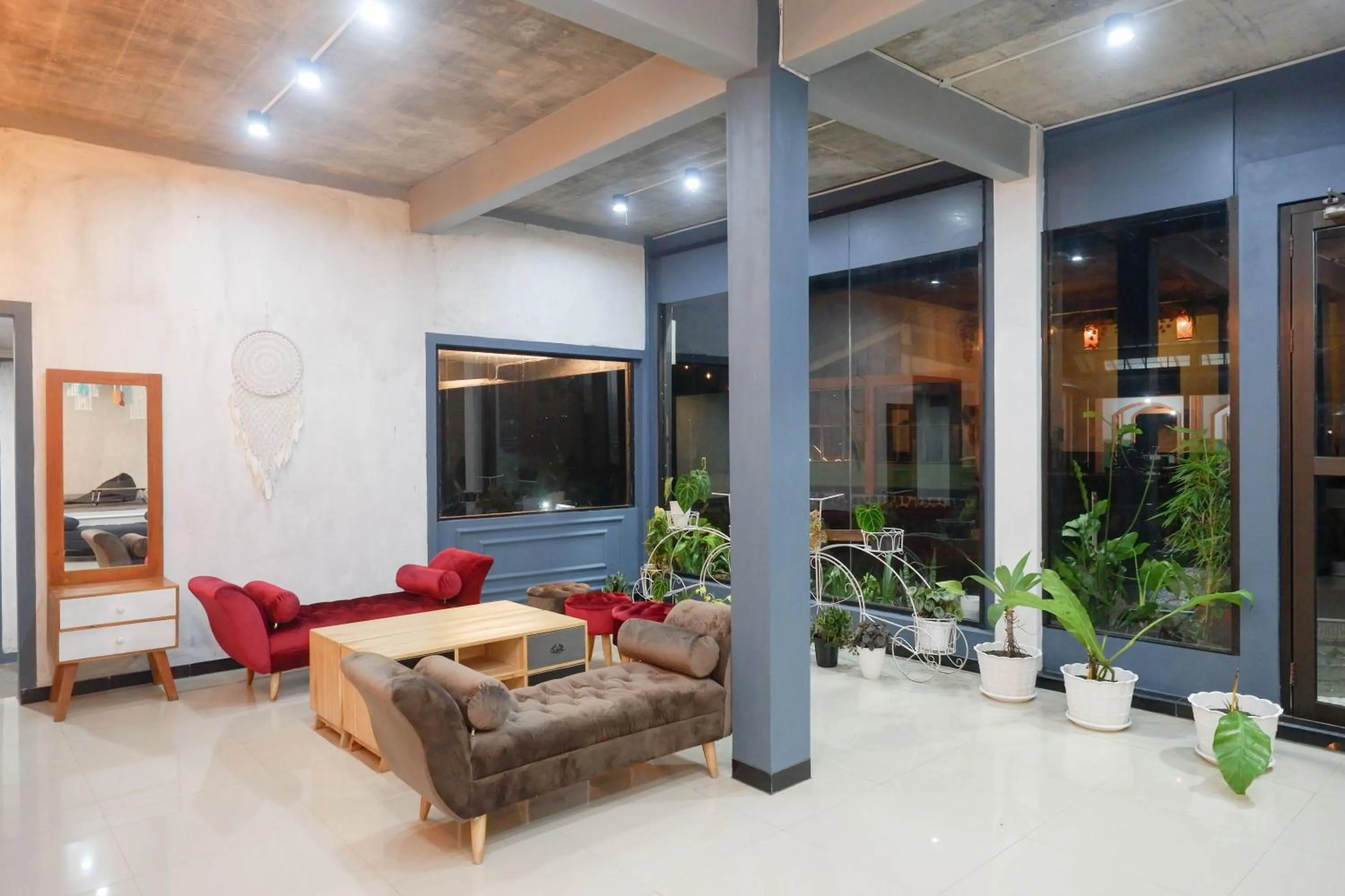 Seating area in Urbanview Hotel Umbrella Dieng by RedDoorz