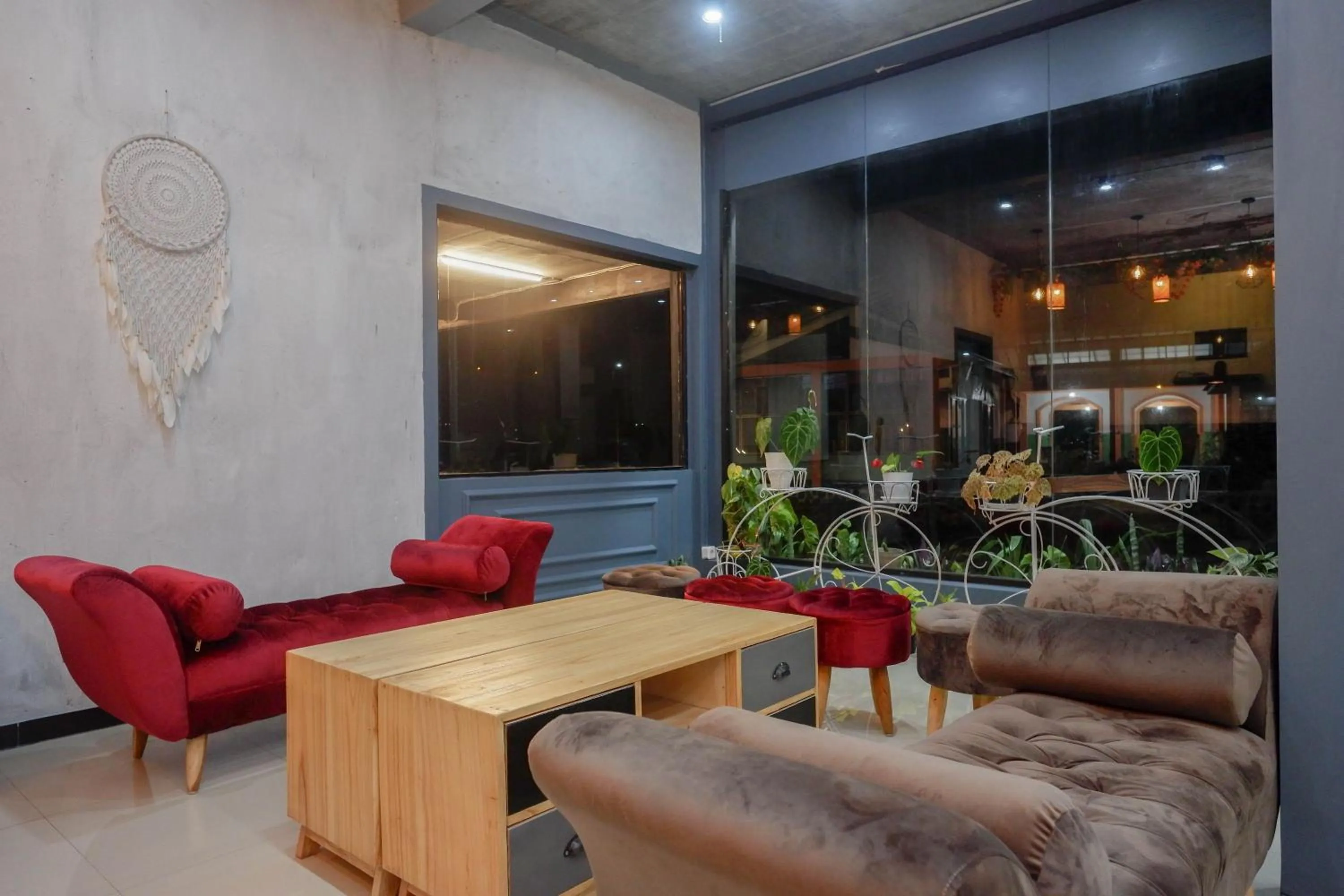 Seating area in Urbanview Hotel Umbrella Dieng by RedDoorz